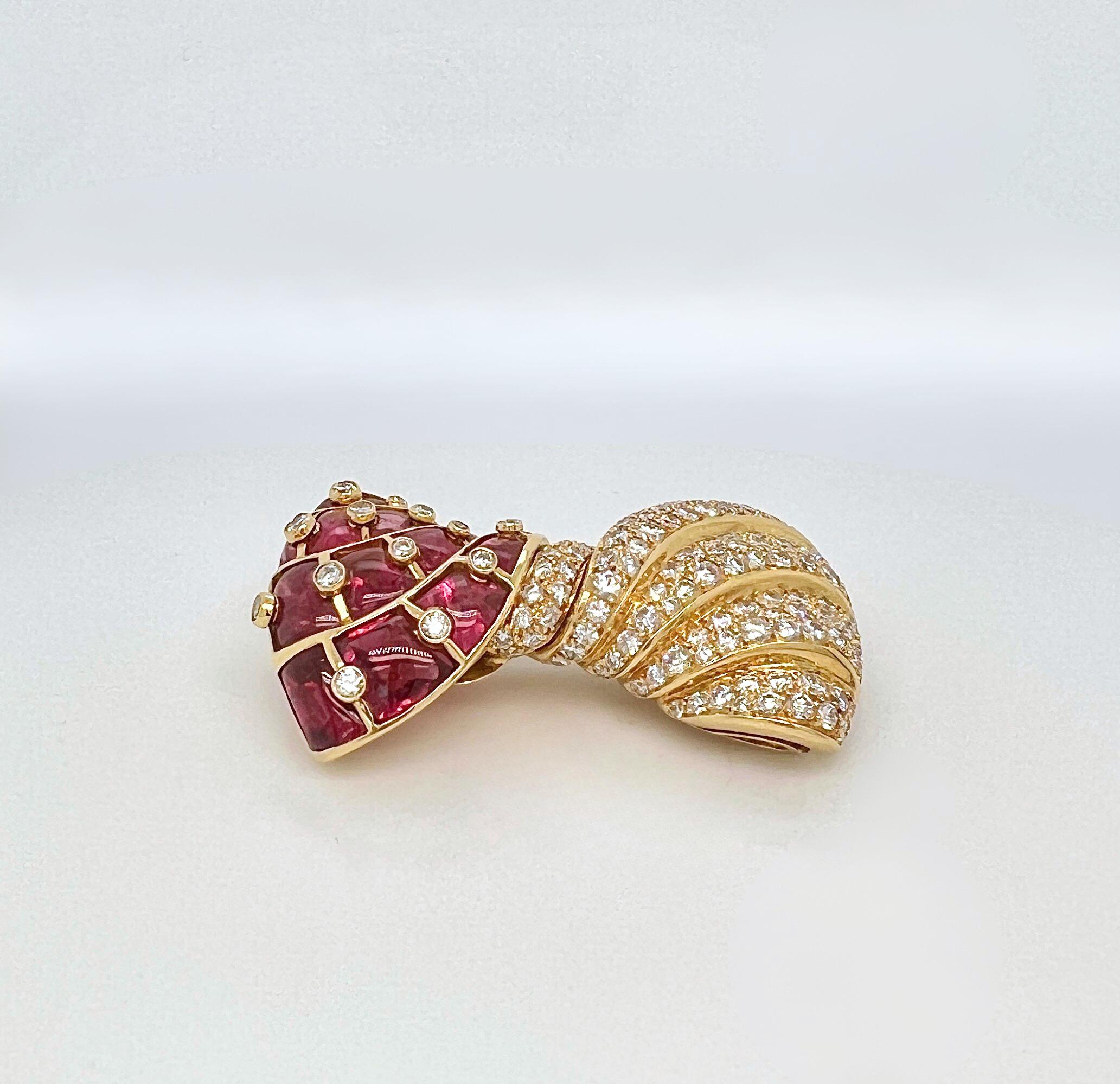 Donna Spilla a fiocco con diamante e rubino in oro 18k Bvlgari in vendita