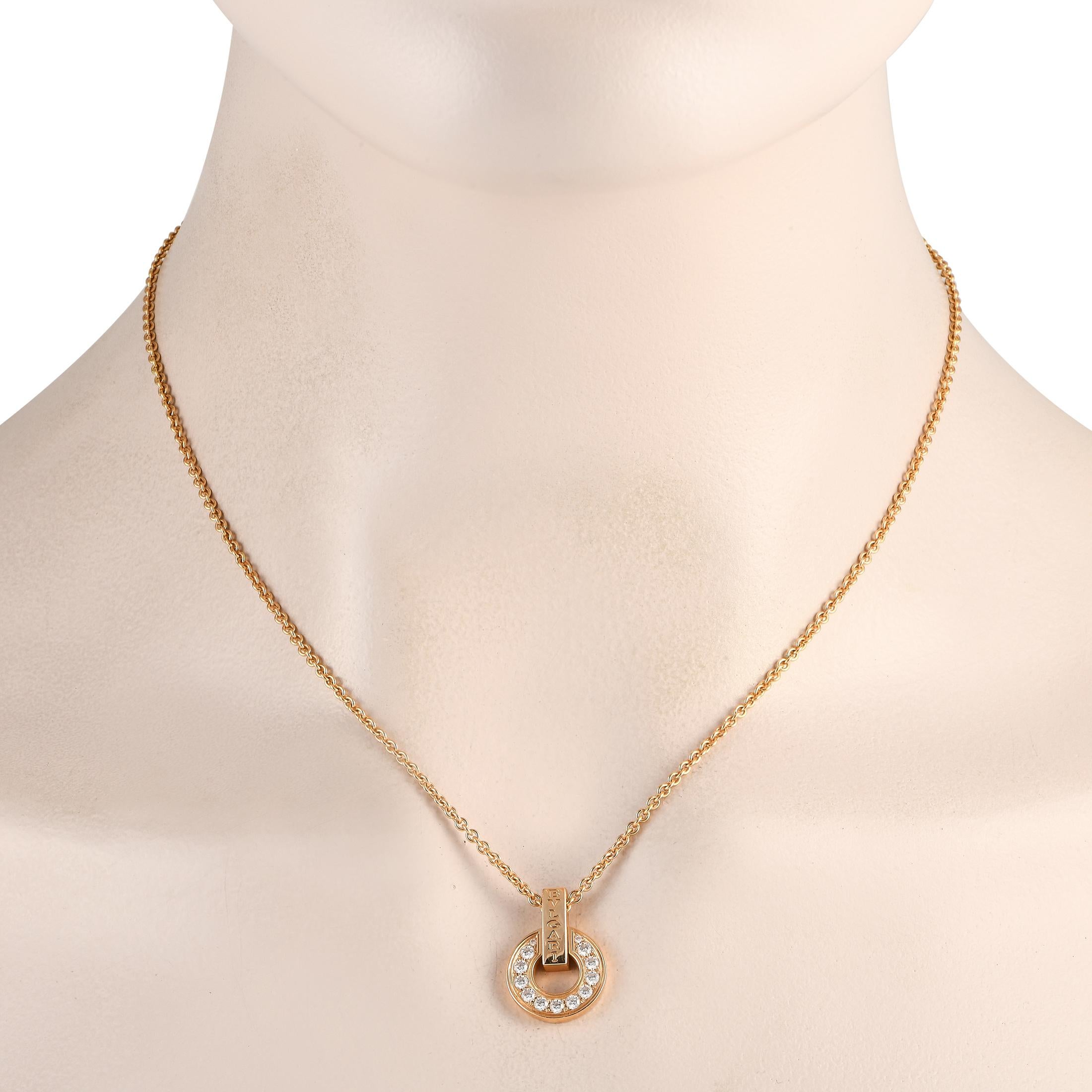 Mit dieser Bvlgari Openwork-Halskette zeigt Bvlgari seine Meisterschaft in der Kunst der subtilen Eleganz. Das edle Stück verfügt über eine roségoldene Halskette mit Karabiner-Verschluss. Der Anhänger mit kreisförmigem Motiv misst 0,75 x 0,65 cm und