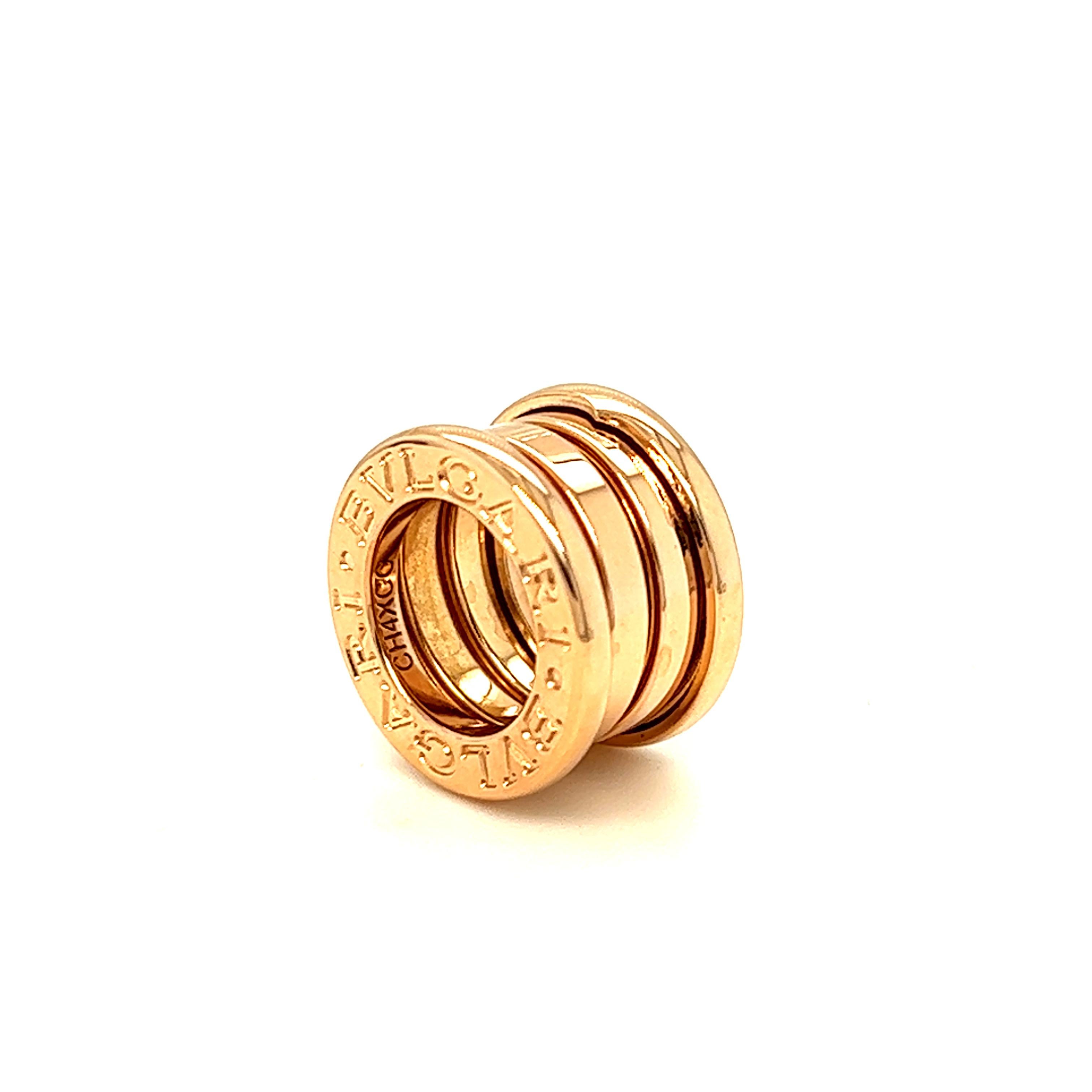 Bvlgari pendentif minimaliste mais classe et élégant de la collection B.Zero 1. Réalisé en or rose 18 carats, il arbore l'anneau emblématique en guise de pendentif. La pureté de sa spirale distinctive est une métaphore de l'harmonie entre le passé,