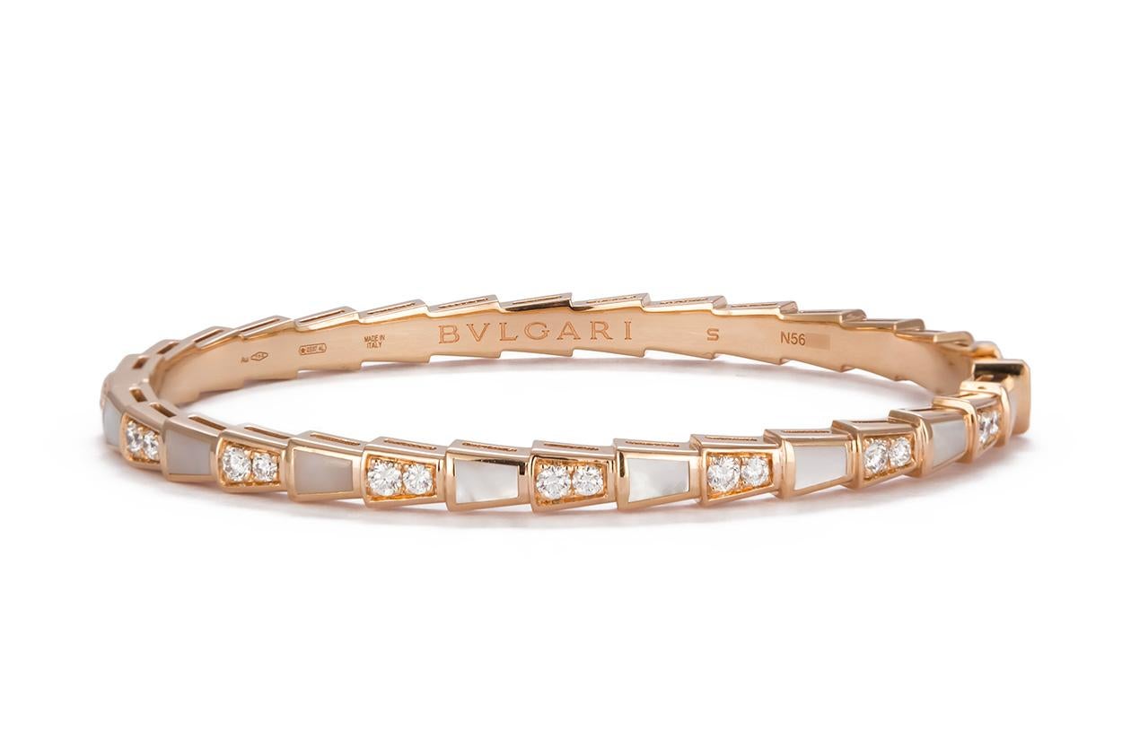 Nous avons le plaisir de vous proposer ce bracelet Serpenti en or rose 18k avec diamants et nacre Taille Small. Ce bracelet de la collection Bulgari Serpenti présente des incrustations de nacre et des diamants sertis en pavé, le tout en or rose 18