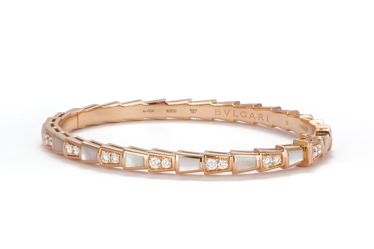 Contemporain Bvlgari Bracelet jonc Serpenti en or 18 carats, diamant et nacre