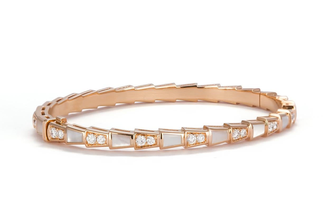 Taille ronde Bvlgari Bracelet jonc Serpenti en or 18 carats, diamant et nacre