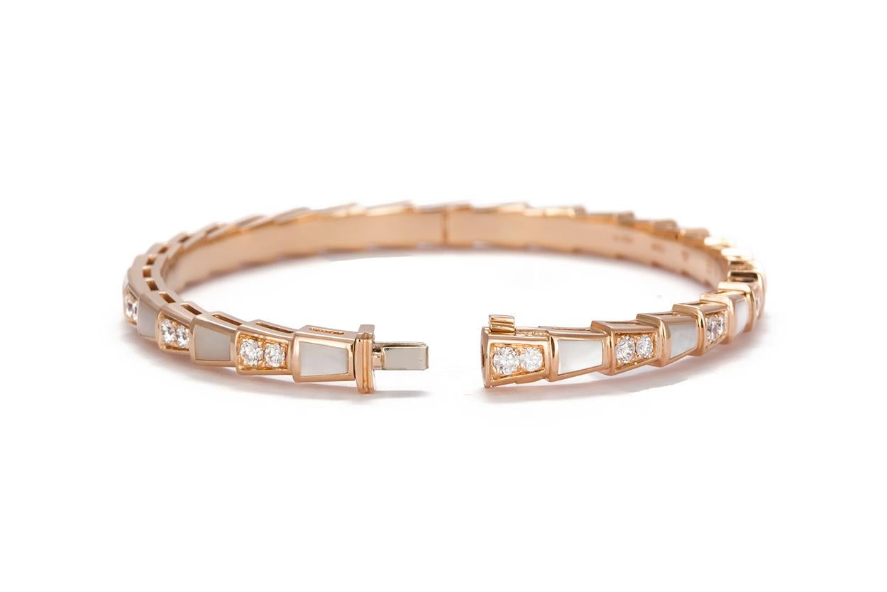 Bvlgari Bracelet jonc Serpenti en or 18 carats, diamant et nacre Excellent état à Tustin, CA