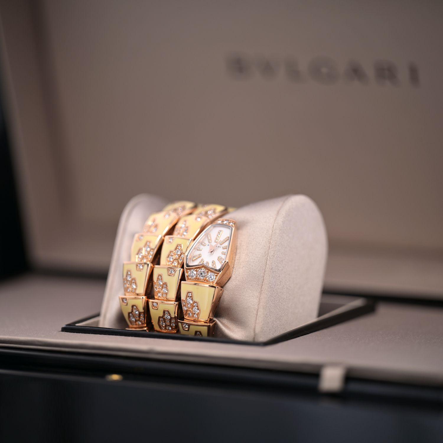 Bulgari Ladies Diamond Mother of Pearl Yellow Gold Serpenti Quartz Wristwatch.
A 18K rose gold Bulgari Serpenti watch, designed as coiled serpent, the dial set with mother-of-pearl, the scales applied with enamel, set with round diamonds, quartz