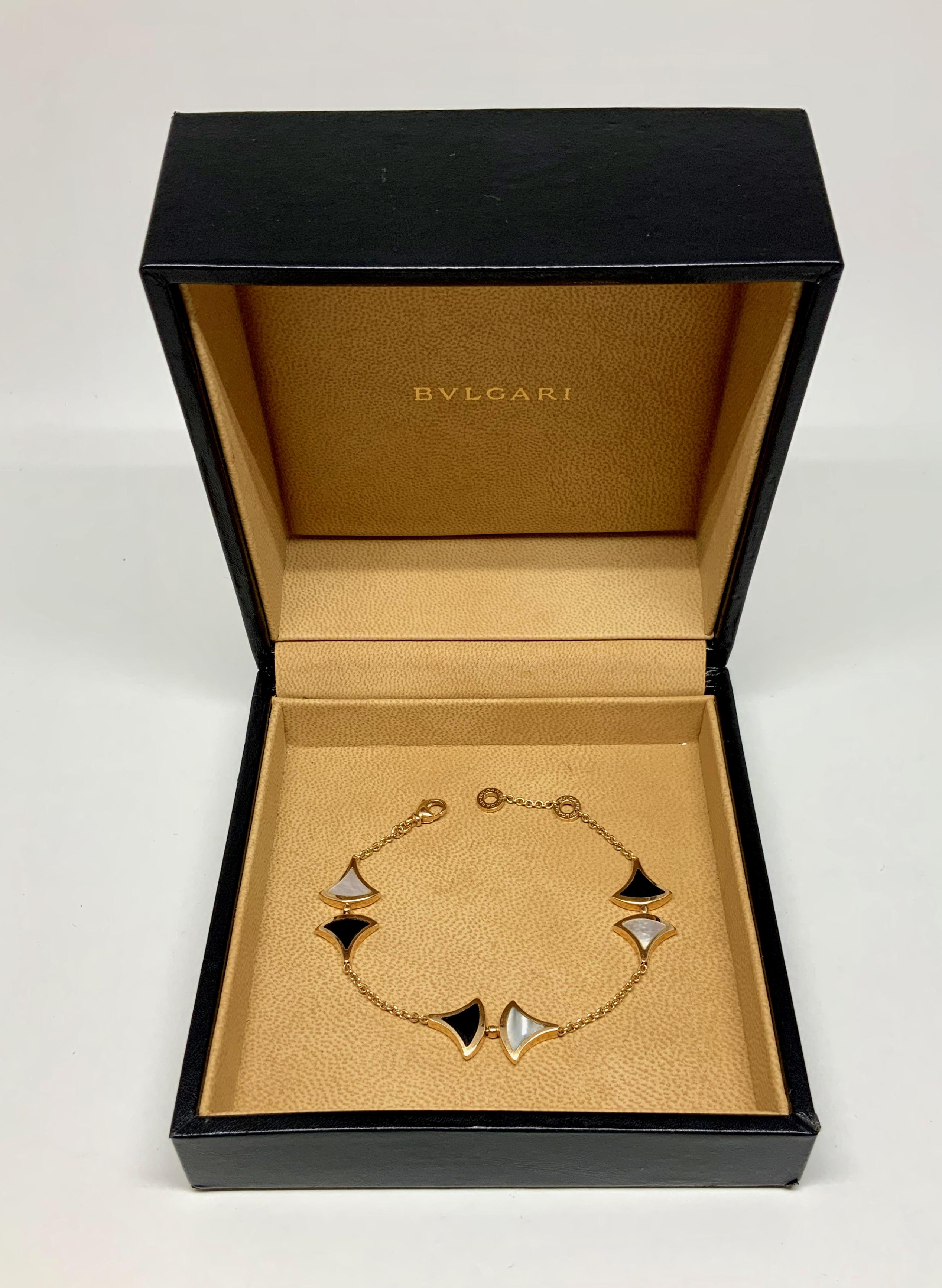 This pre-owned bracelet is part of the Divas' Dream Bulgari collection.
The motif is inspired by the 