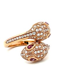Bvlgari Serpenti-Ring aus 18 Karat Roségold mit runden Diamanten (0,59 Karat, F, VS) und einem Rubellit (0,2 Karat)