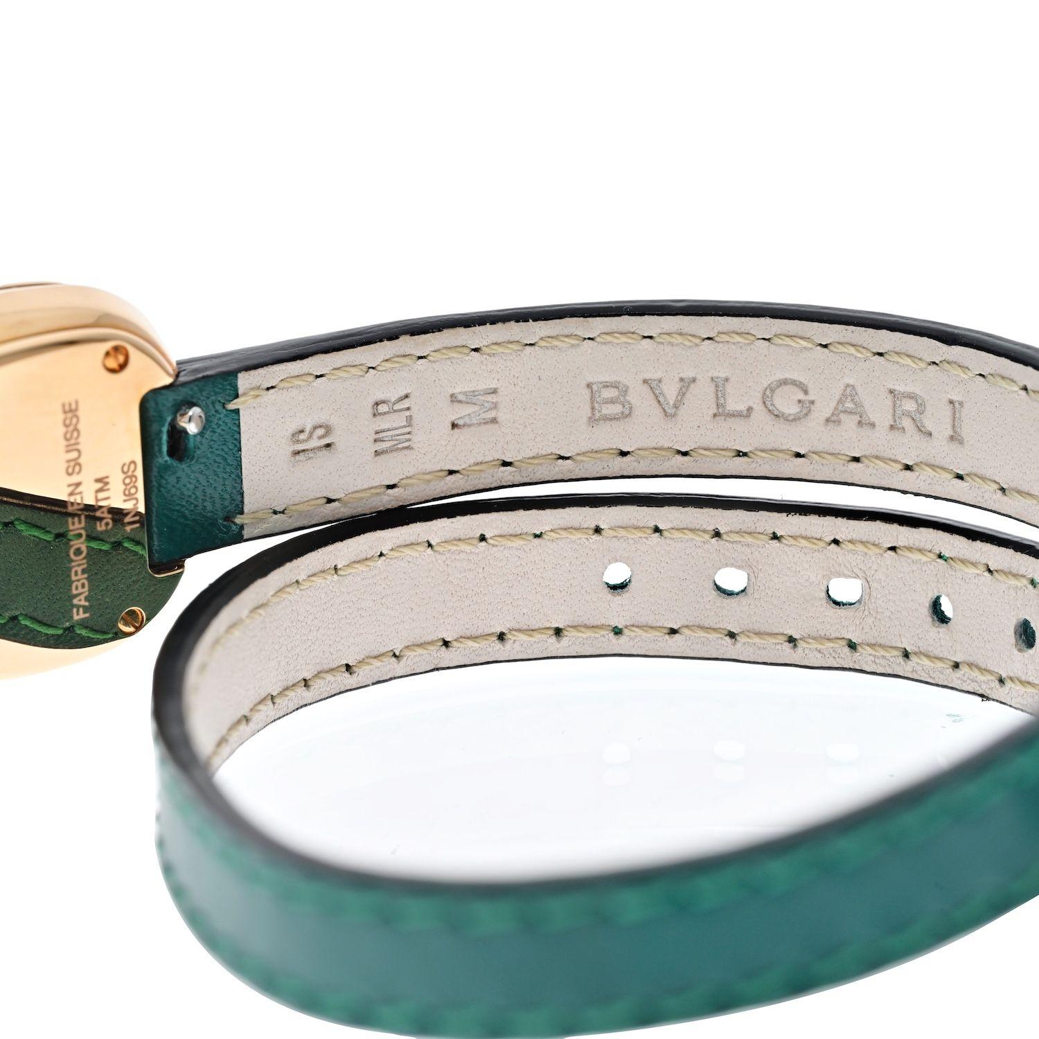 Schöne Uhr zum Verschenken oder für sich selbst kaufen: Bvlgari Serpenti Lederarmband Wrap Watch. Sie ist in der besten Mode des italienischen Designers gefertigt, mit einem Roségoldgehäuse in Form einer Schlange, mit runden Diamanten auf dem