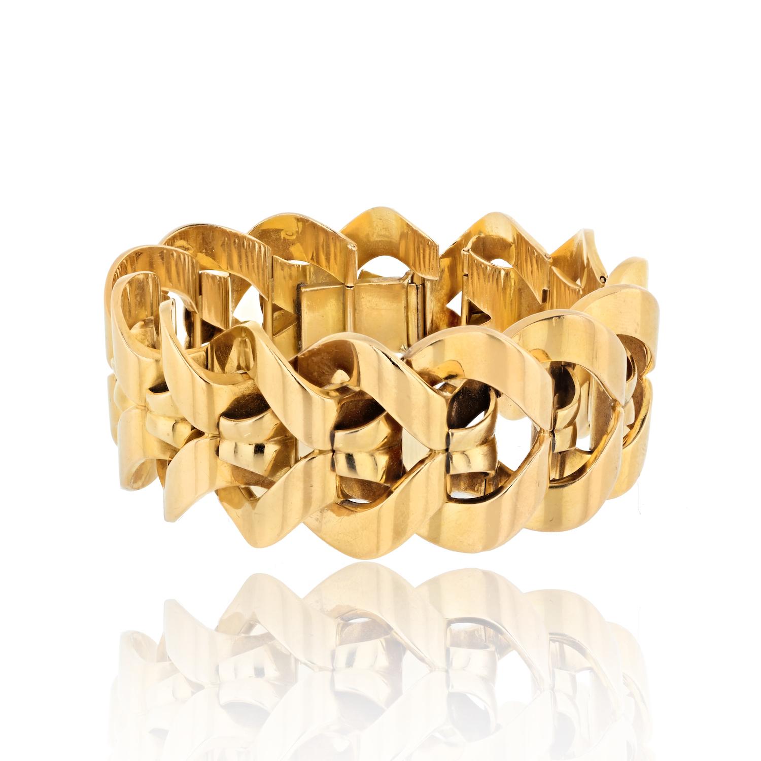 Bvlgari 18K Rose Gold Heavy Link Weave Bracelet. 

Embrace the allure of this Bvlgari 18K Rose Gold Heavy Link Weave Bracelet, a statement piece that exudes sophistication. 

With a substantial width of 1.25 inches, the bracelet makes a bold