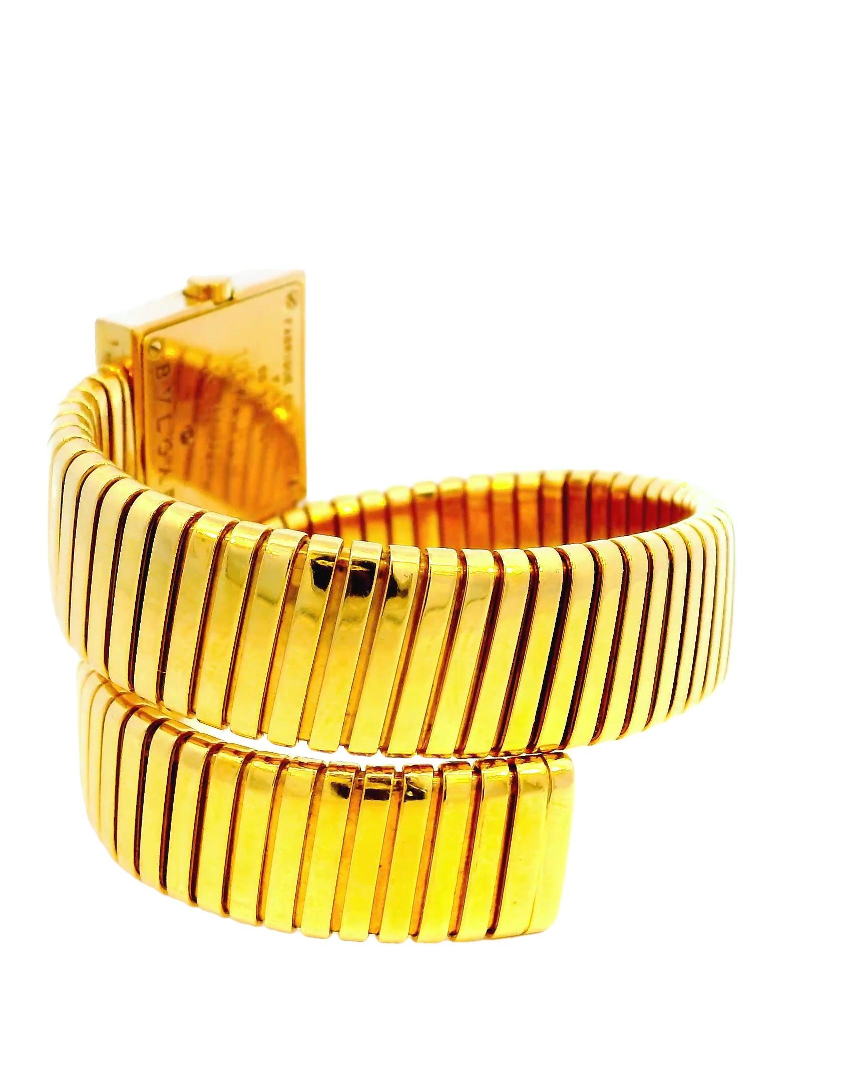 Une superbe montre Bvlgari, modèle SQ221TG, dotée d'un cadran noir carré de 22 mm avec index bâtons. Réalisée en or jaune 18 carats, la lunette lisse s'harmonise avec le fond du boîtier à pression. Le bracelet souple, également en or jaune 18