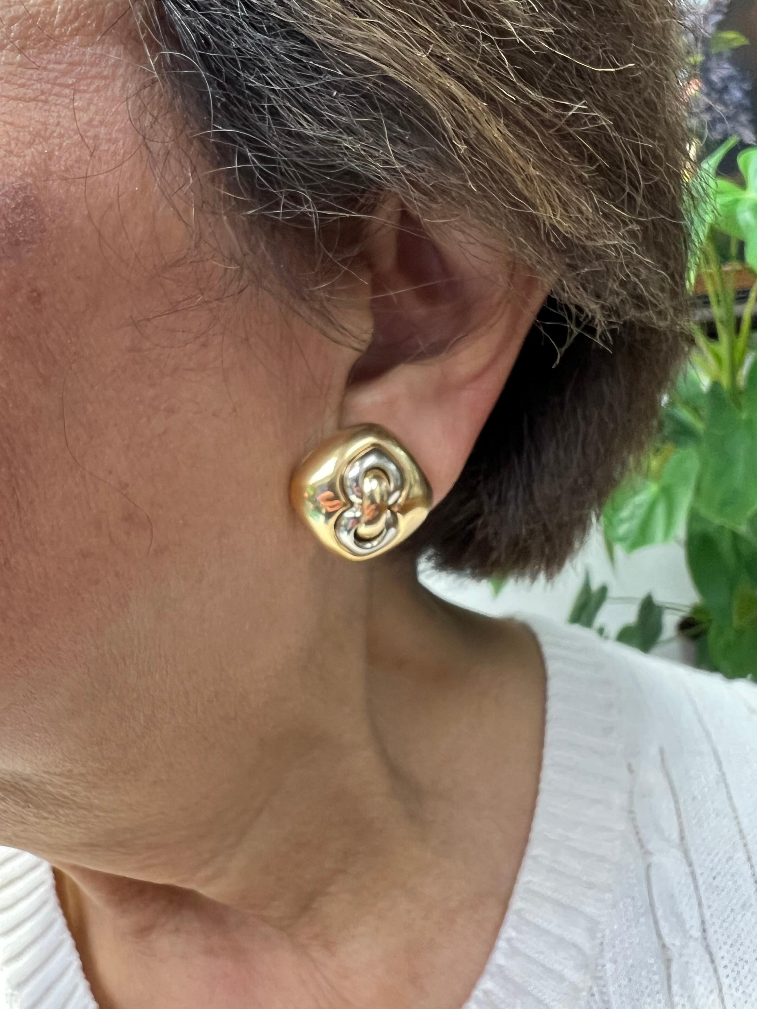 Boucles d'oreilles à clip en or bicolore Bvlgari 18 des années 1990.

Les boucles d'oreilles à clip bicolores Bvlgari 18K des années 1990 incarnent le savoir-faire luxueux et le design innovant qui font la renommée de la marque. Au cours de cette