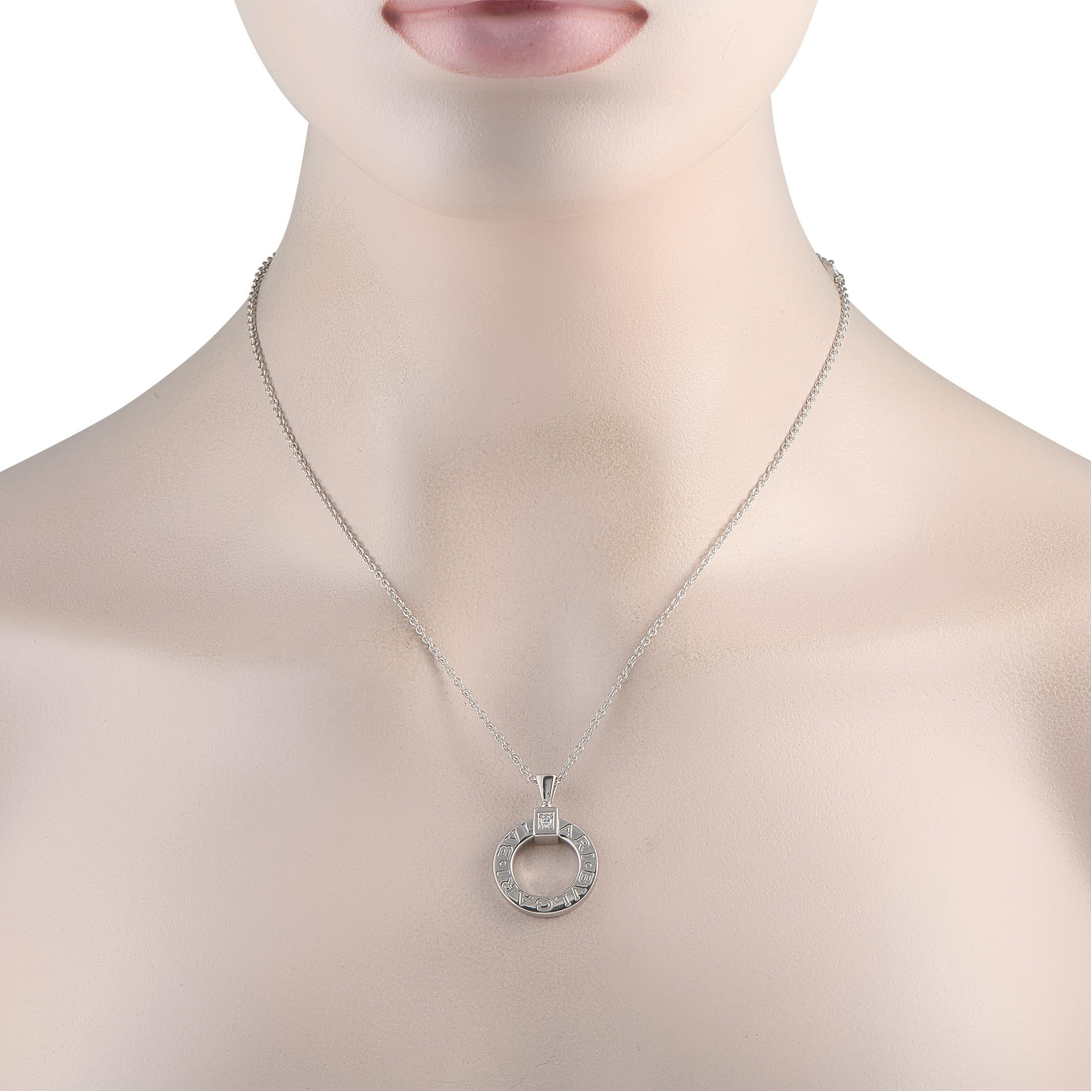 Ce collier Bvlgari en or blanc 18 carats est une pièce polyvalente qui rehaussera instantanément n'importe quelle tenue. Suspendu à une chaîne de 19, un pendentif circulaire gravé de la signature de la marque de luxe apporte une touche d'élégance.