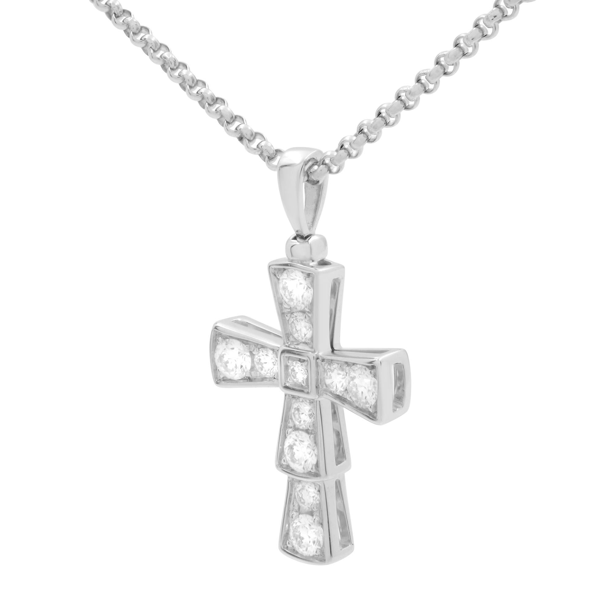Petit pendentif Croce en or blanc 18k et diamants pavés (0,32 ct). Taille du pendentif : 22mm. Longueur de la chaîne : réglable jusqu'à 30 cm. Excellent état d'occasion. La boîte d'origine et les papiers ne sont pas inclus. 