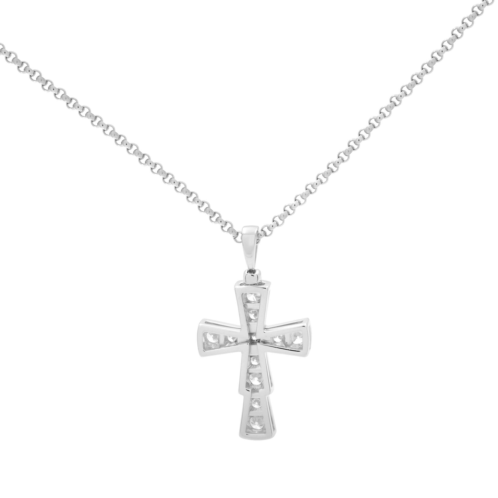 Moderne Bvlgari, collier pendentif croix en or blanc 18 carats et diamants 0,32 carat