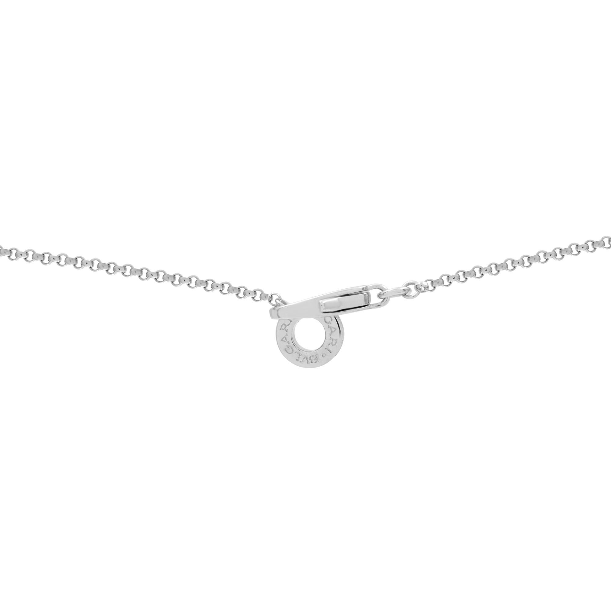 Taille ronde Bvlgari, collier pendentif croix en or blanc 18 carats et diamants 0,32 carat