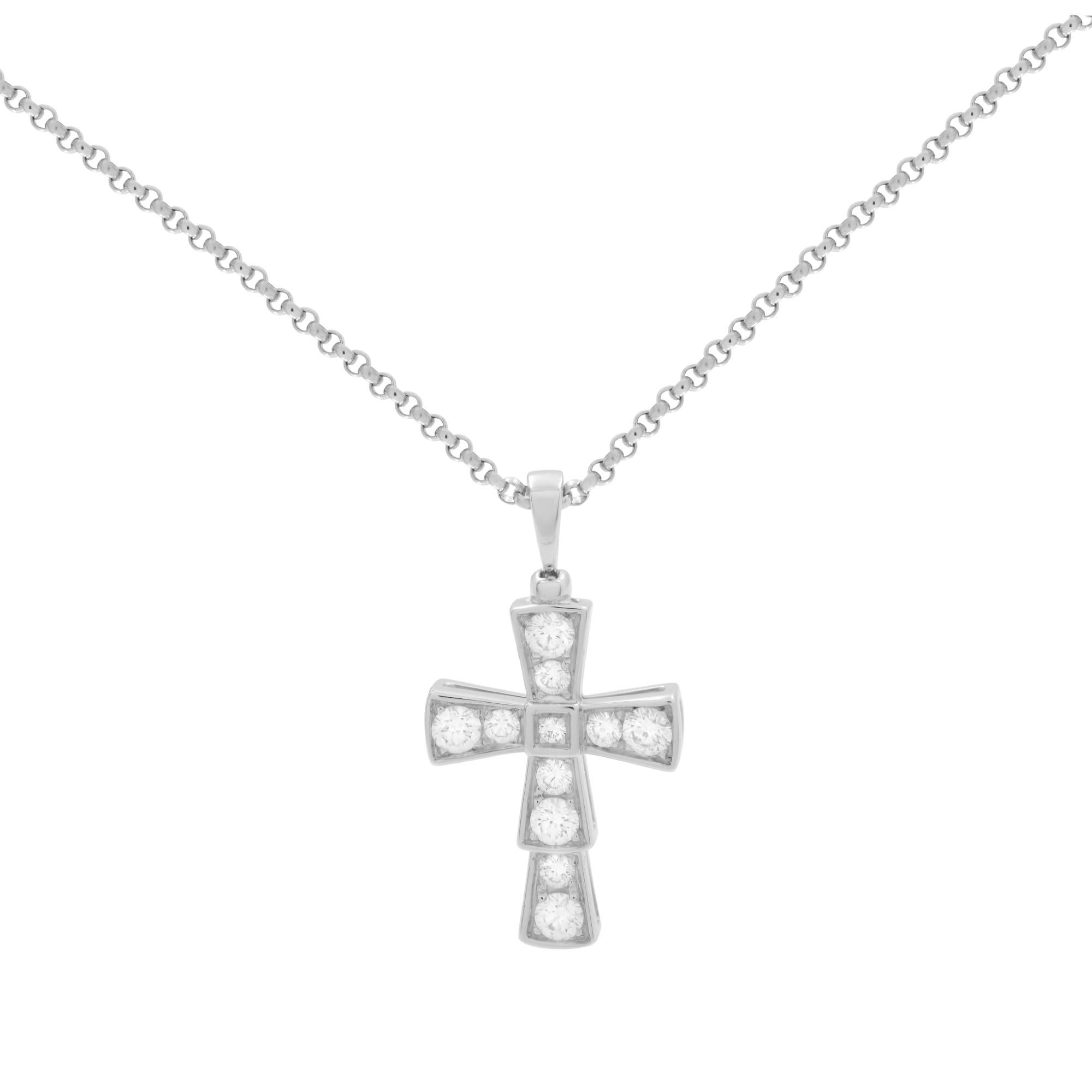 Bvlgari, collier pendentif croix en or blanc 18 carats et diamants 0,32 carat Excellent état à New York, NY