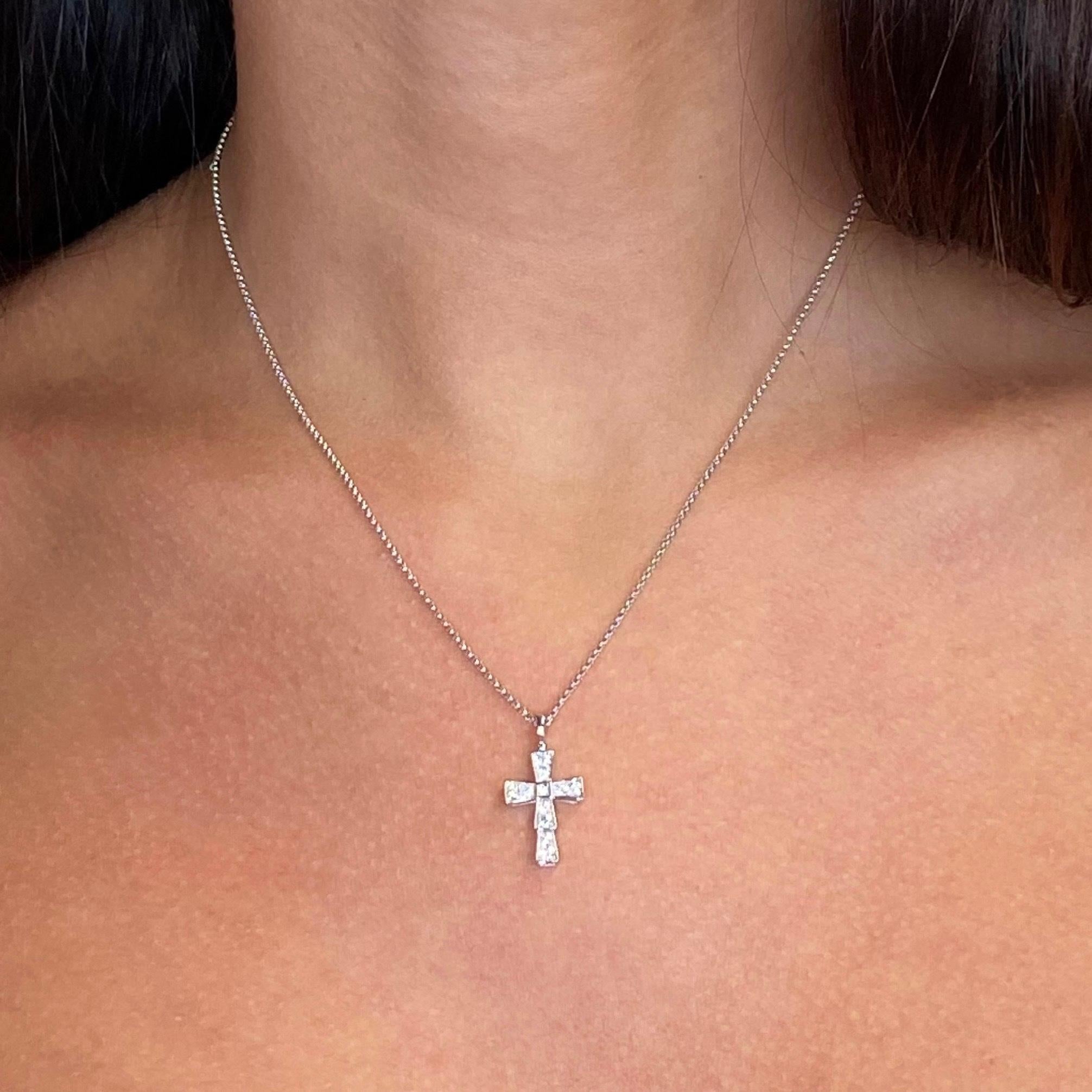  Bvlgari, collier pendentif croix en or blanc 18 carats et diamants 0,32 carat Pour femmes 
