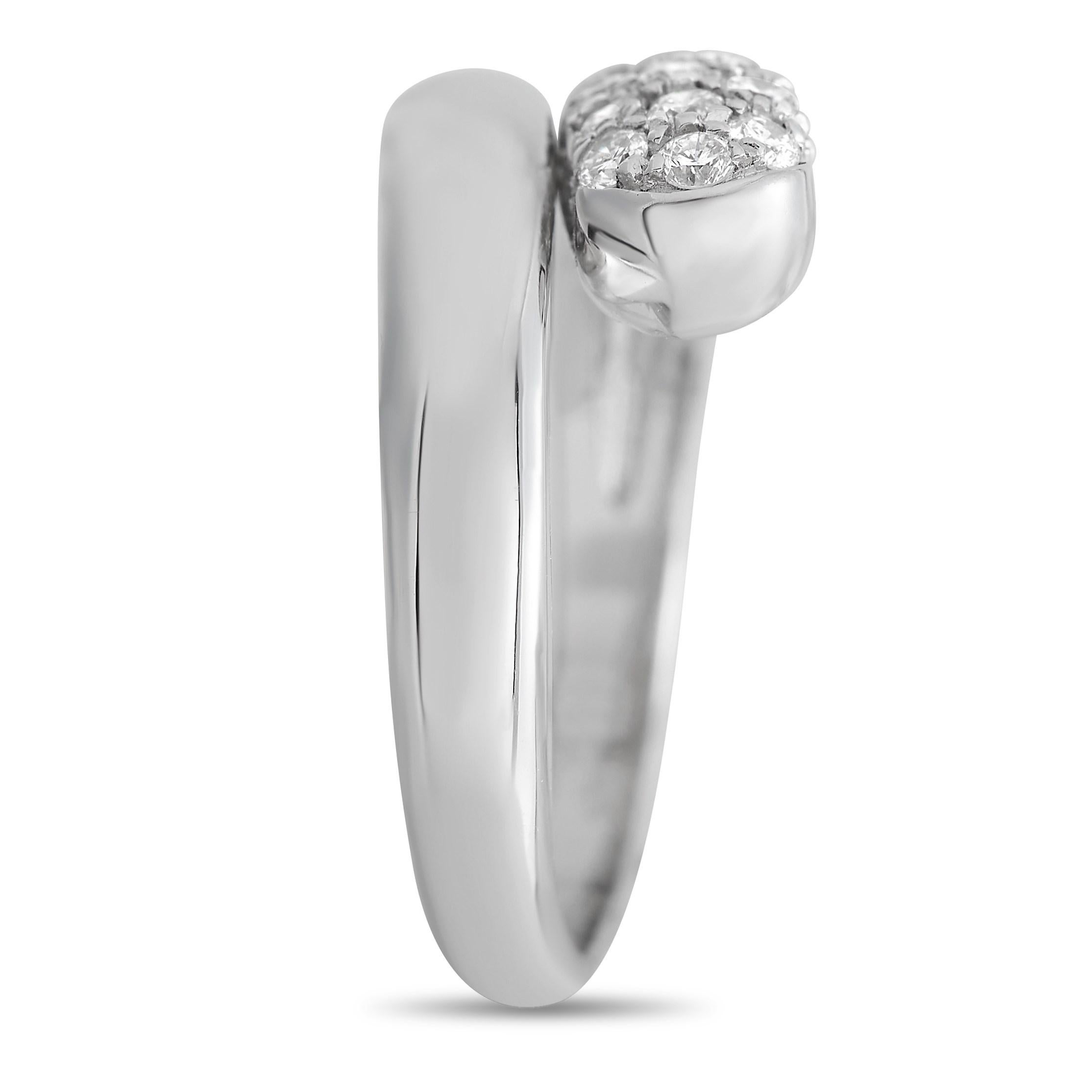 Ein Cluster aus funkelnden Diamanten verleiht diesem ansonsten schlichten Bvlgari-Ring einen atemberaubenden Akzent. Das schlichte und zurückhaltende Design zeichnet sich durch eine Fassung aus 18 Karat Weißgold aus, die sich um den Finger wickelt.