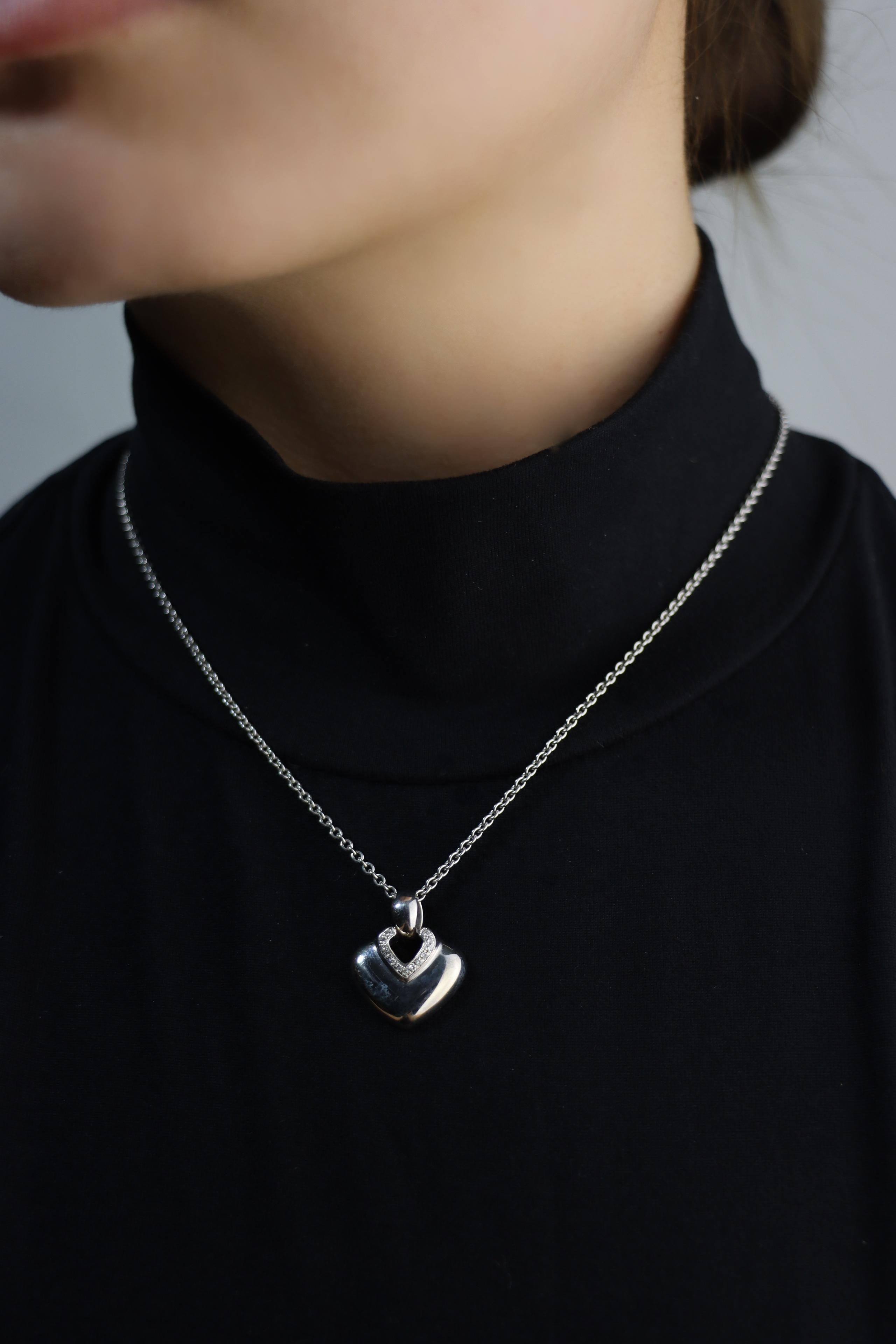 BVLGARI 18K White Gold Heart Shape Pendant Necklace

Marked:
BVLGARI
750
ITALY

Approximate Dimensions:
42.5 cm (Length) 
1.7 x 2 cm (Pendant)
10.9 grams in weight.