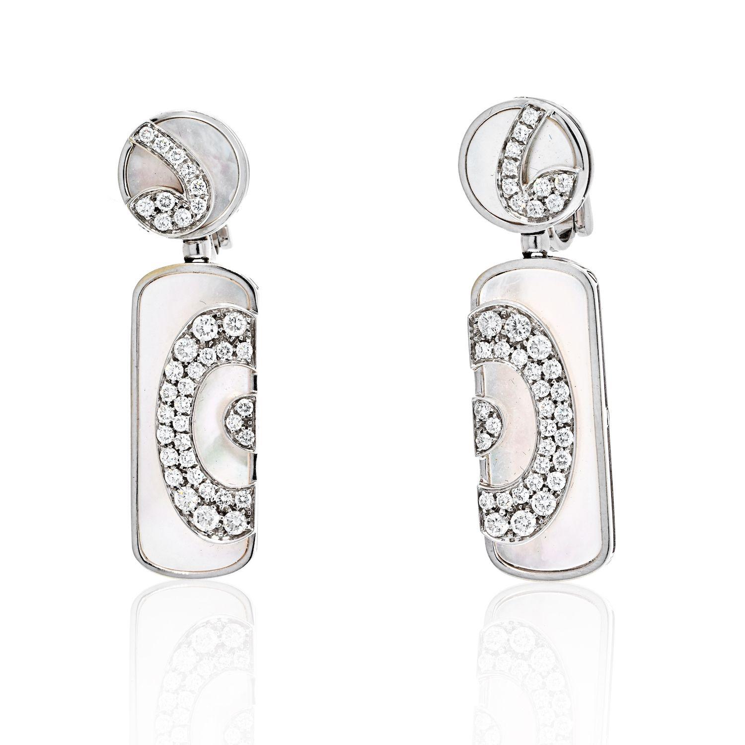 Orecchini in oro bianco, madreperla e diamanti.
Perfetto per un cocktail party, un viaggio, una festa o semplicemente per il weekend. 
Ciondoli con madreperla e 76 diamanti rotondi incastonati.
Diamanti per un peso complessivo di circa 2.00