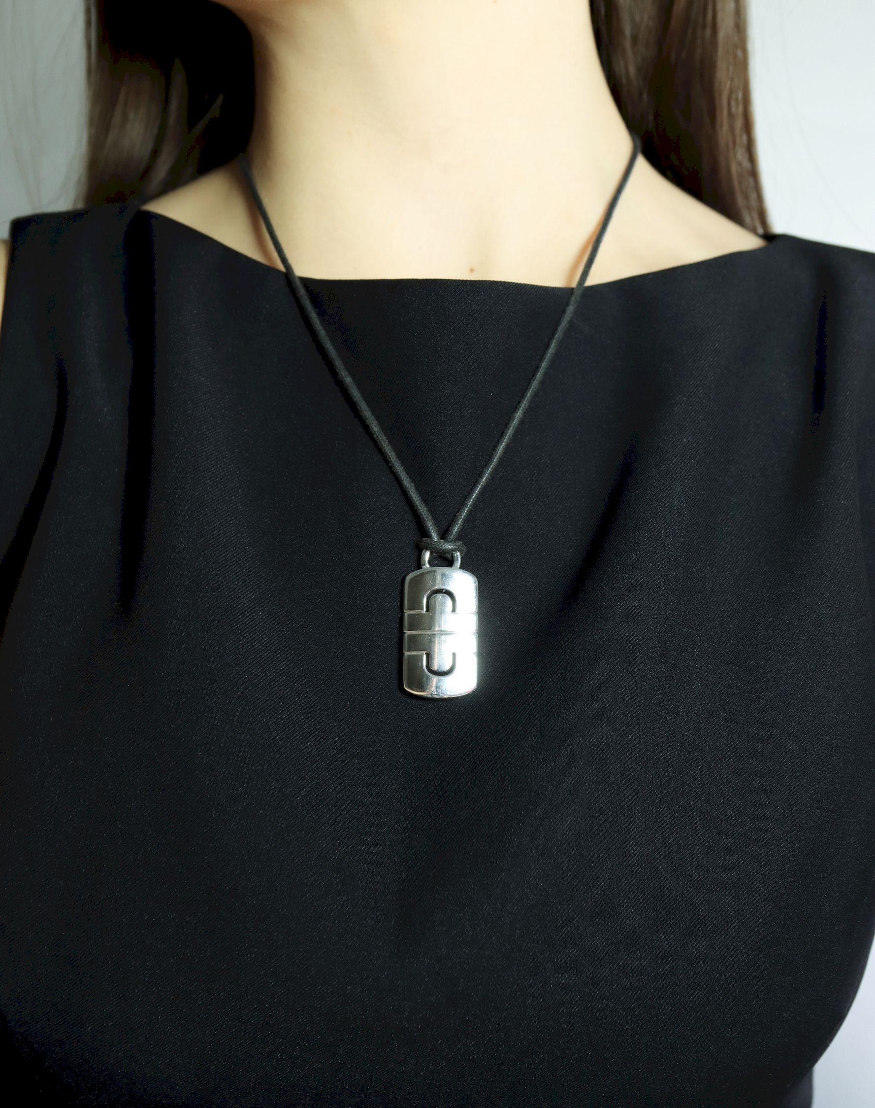 BVLGARI 18K Weißgold Parentesi Anhänger Leder Corde Halskette

Markiert:
BVLGARI 
750
Hergestellt in Italien

Ungefähre Abmessungen:
49,5 cm (Länge) 
3,8 cm x 1,8 cm (Anhänger)
1 cm (Tiefe)
16,4 Gramm Gewicht.