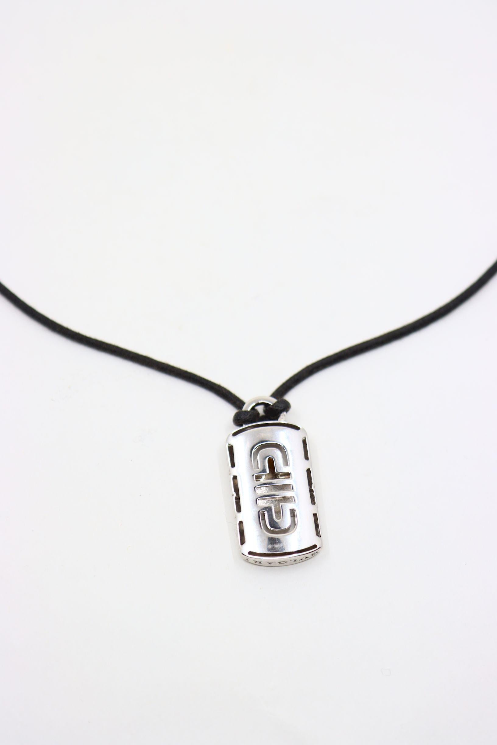 BVLGARI 18K Weißgold Parentesi Anhänger Leder Corde Halskette im Angebot 1