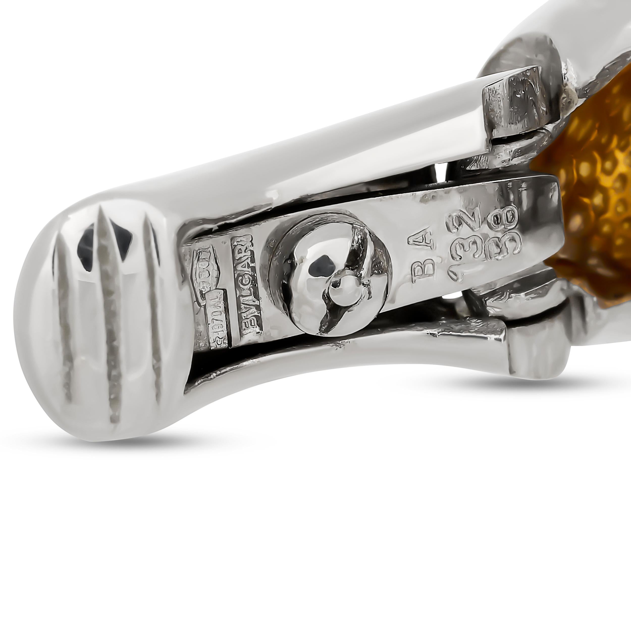 Étonnantes et substantielles, ces boucles d'oreilles de style Brilliante présentent une silhouette bombée et effilée entièrement illuminée par un éblouissant pavage de diamants ronds de taille brillant.

Il y a 140 diamants ronds qui pèsent environ