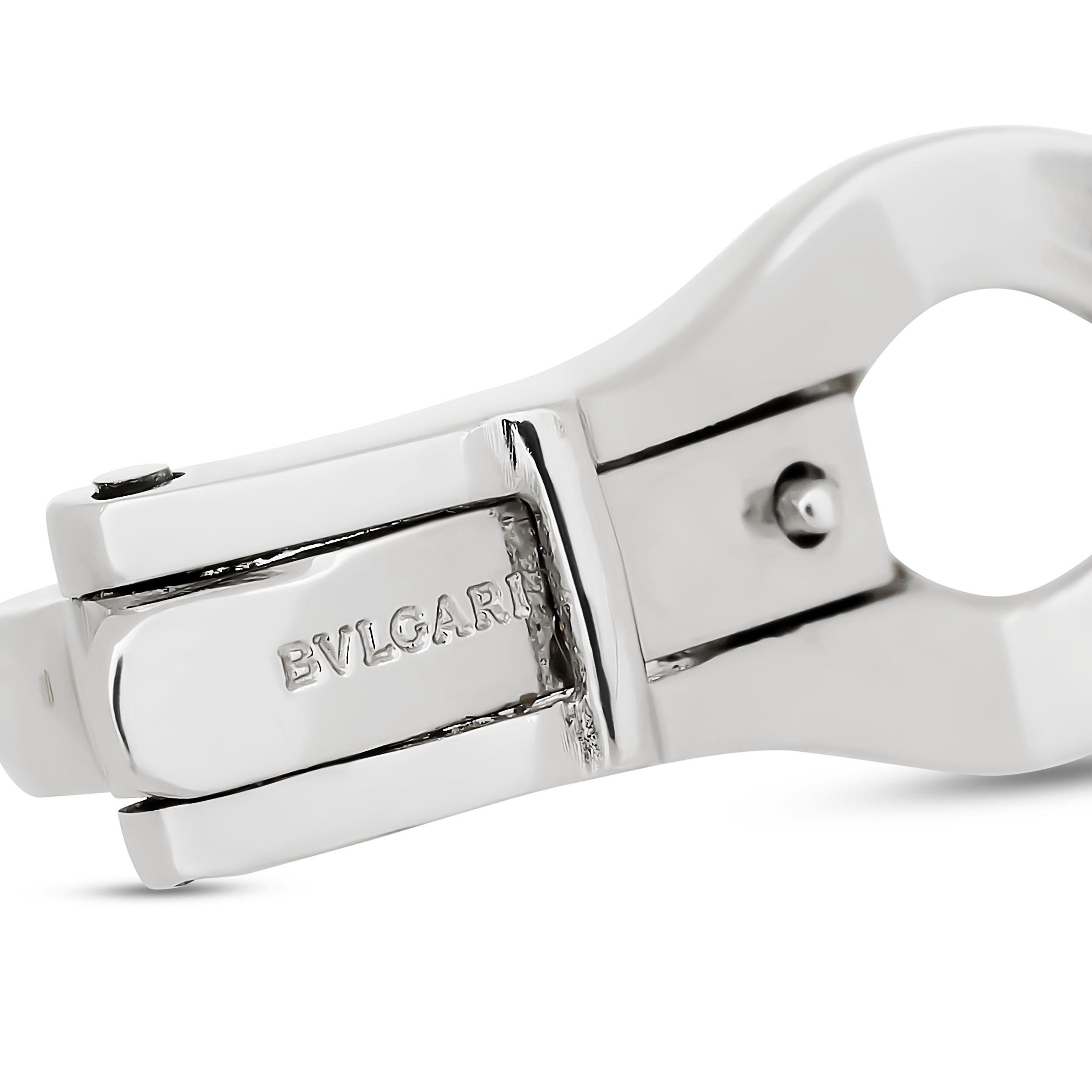 Questi orecchini a forma di cuscino di Bulgari sono un brillante studio di simmetria, caratterizzato da una superficie convessa con pavé di diamanti e un sottile motivo floreale stilizzato al centro, il tutto realizzato in un lucido metallo