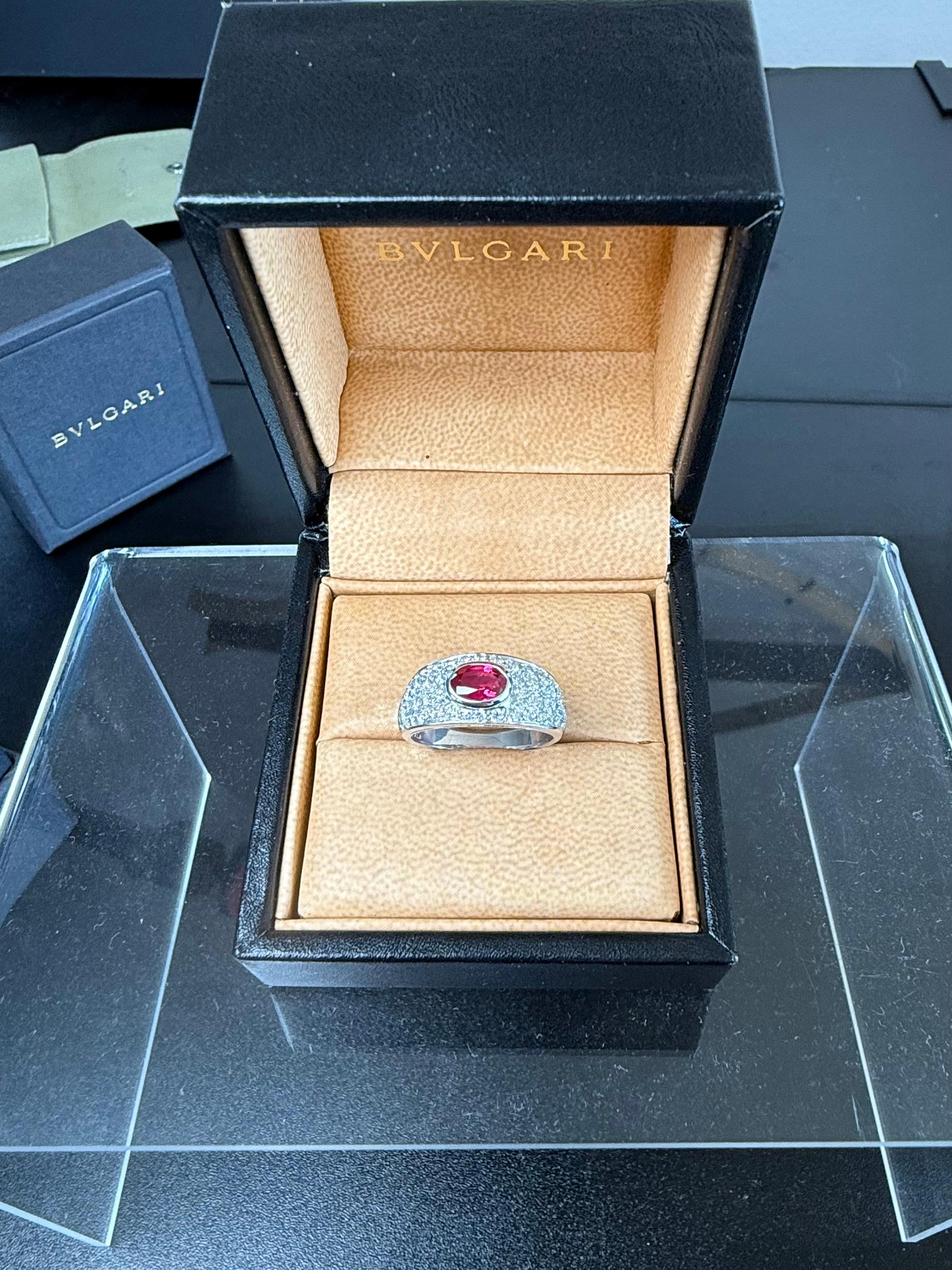 Taglio brillante Anello Bvlgari in oro bianco 18k con rubino e diamanti in vendita