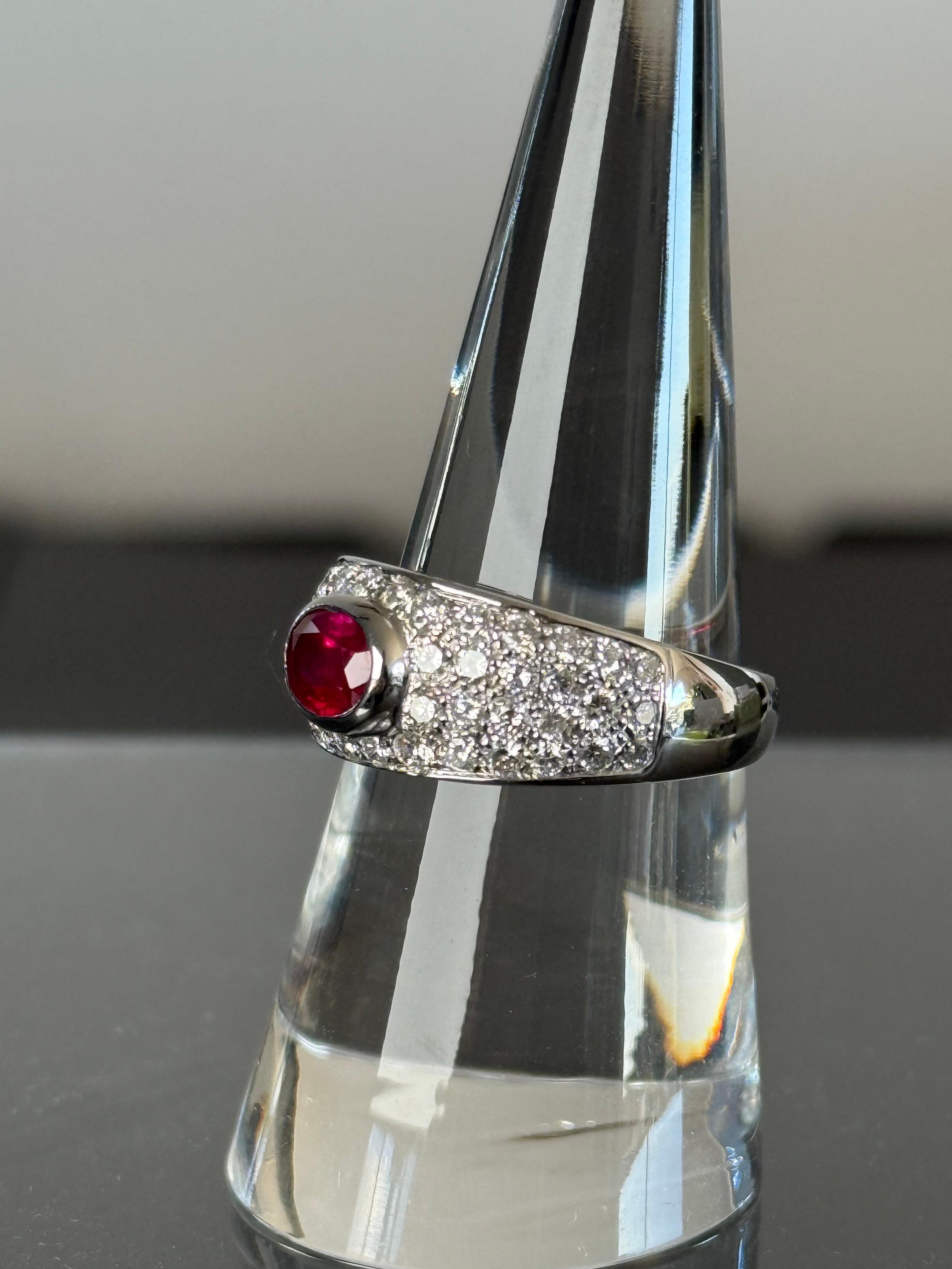 Anello Bvlgari in oro bianco 18k con rubino e diamanti In condizioni buone in vendita a Beverly Hills, CA