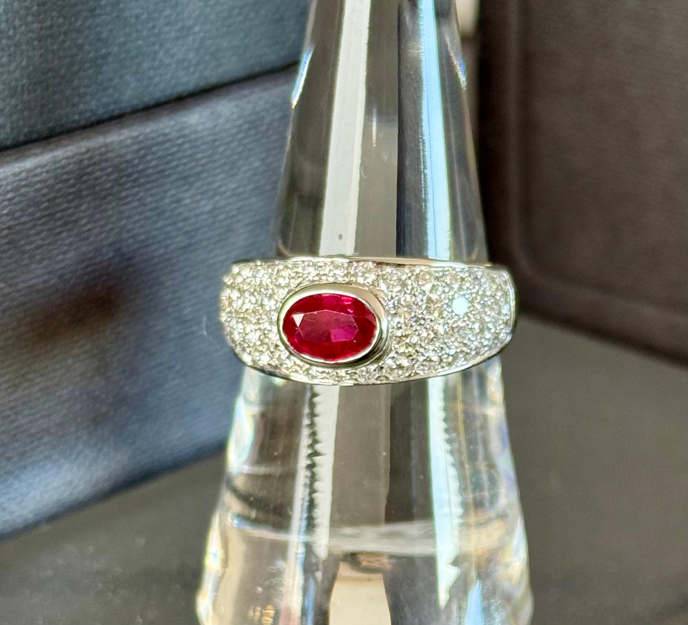 da uomo o donna Anello Bvlgari in oro bianco 18k con rubino e diamanti in vendita