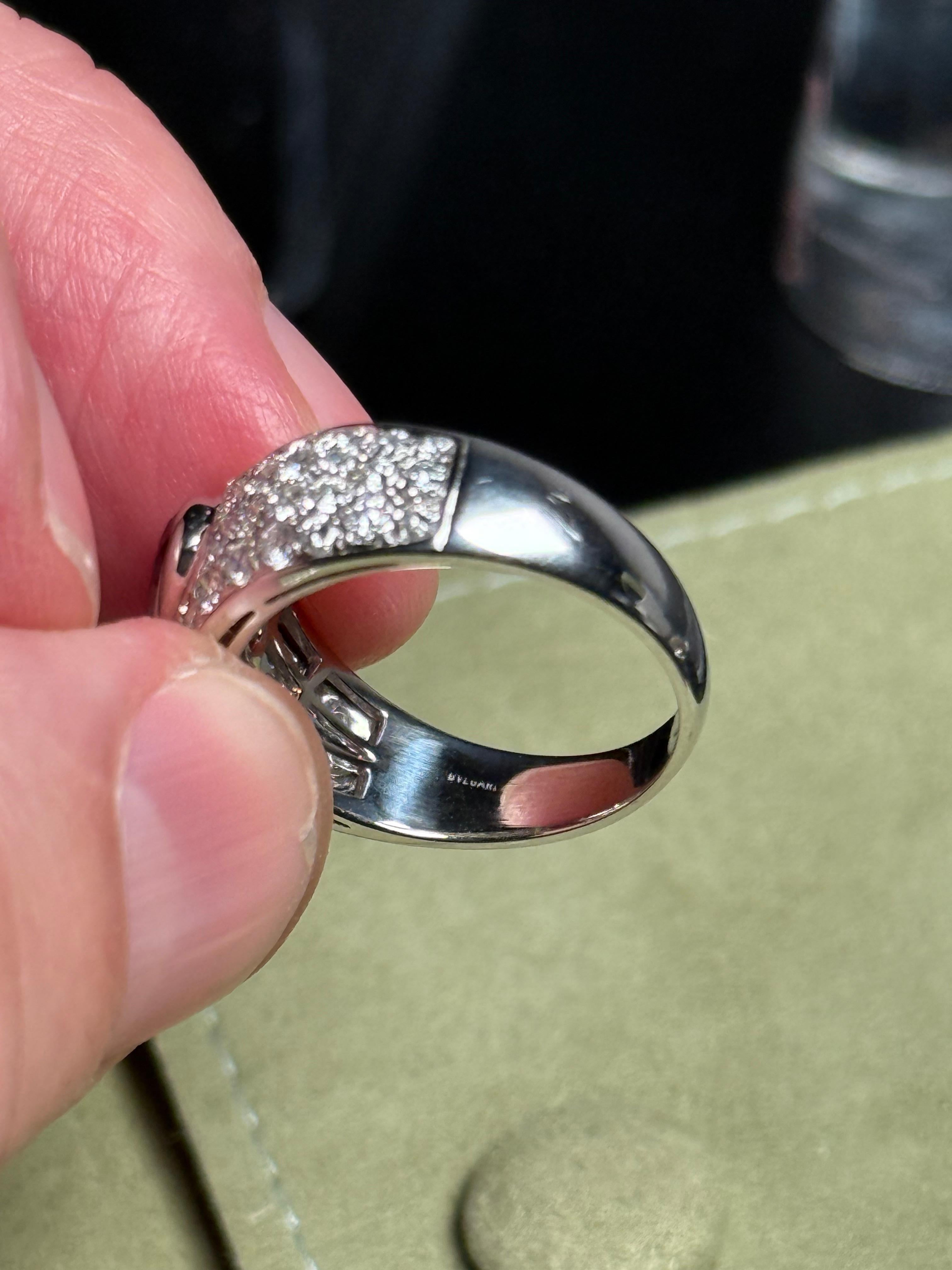 Anello Bvlgari in oro bianco 18k con rubino e diamanti in vendita 1