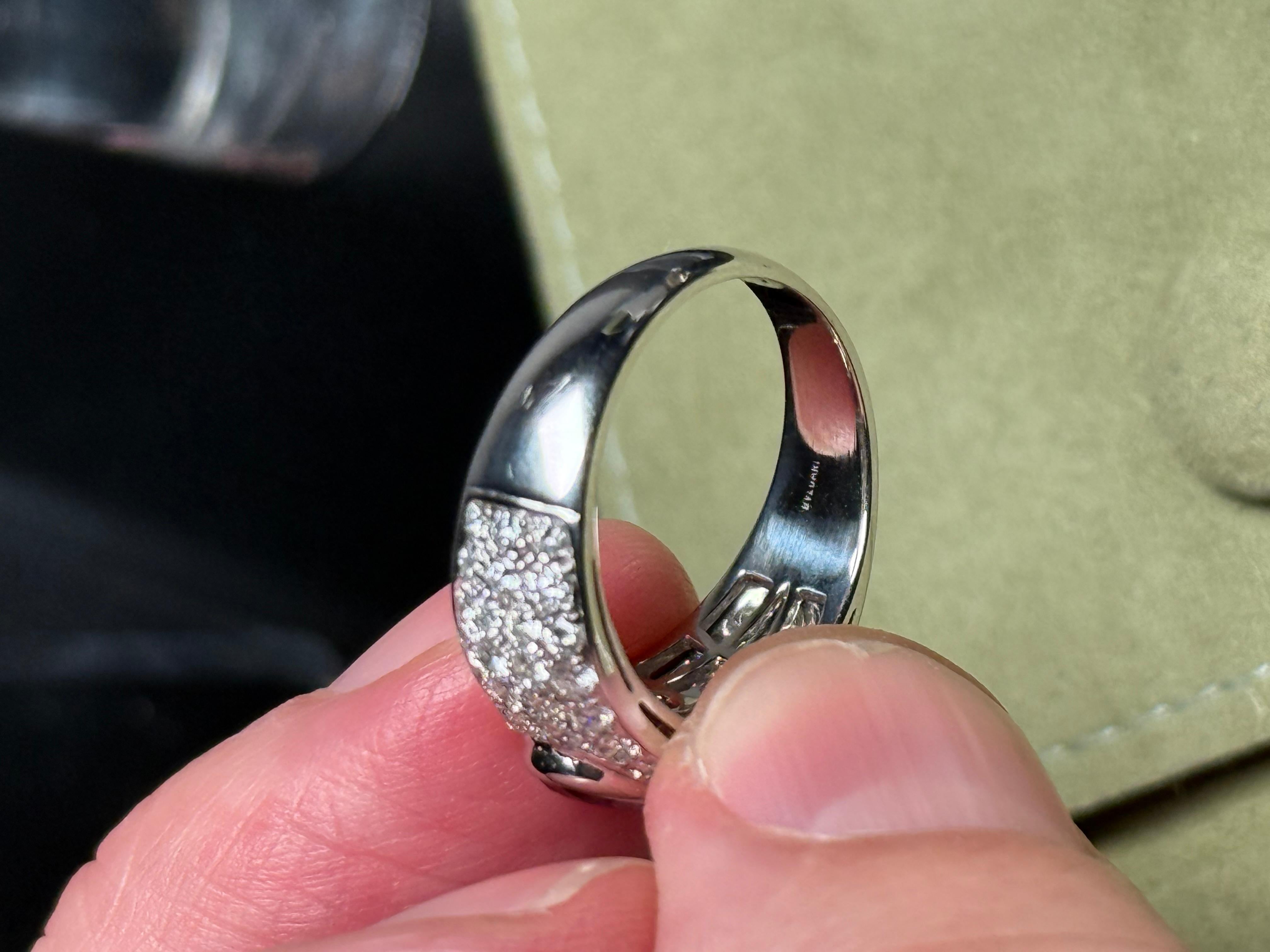 Anello Bvlgari in oro bianco 18k con rubino e diamanti in vendita 2