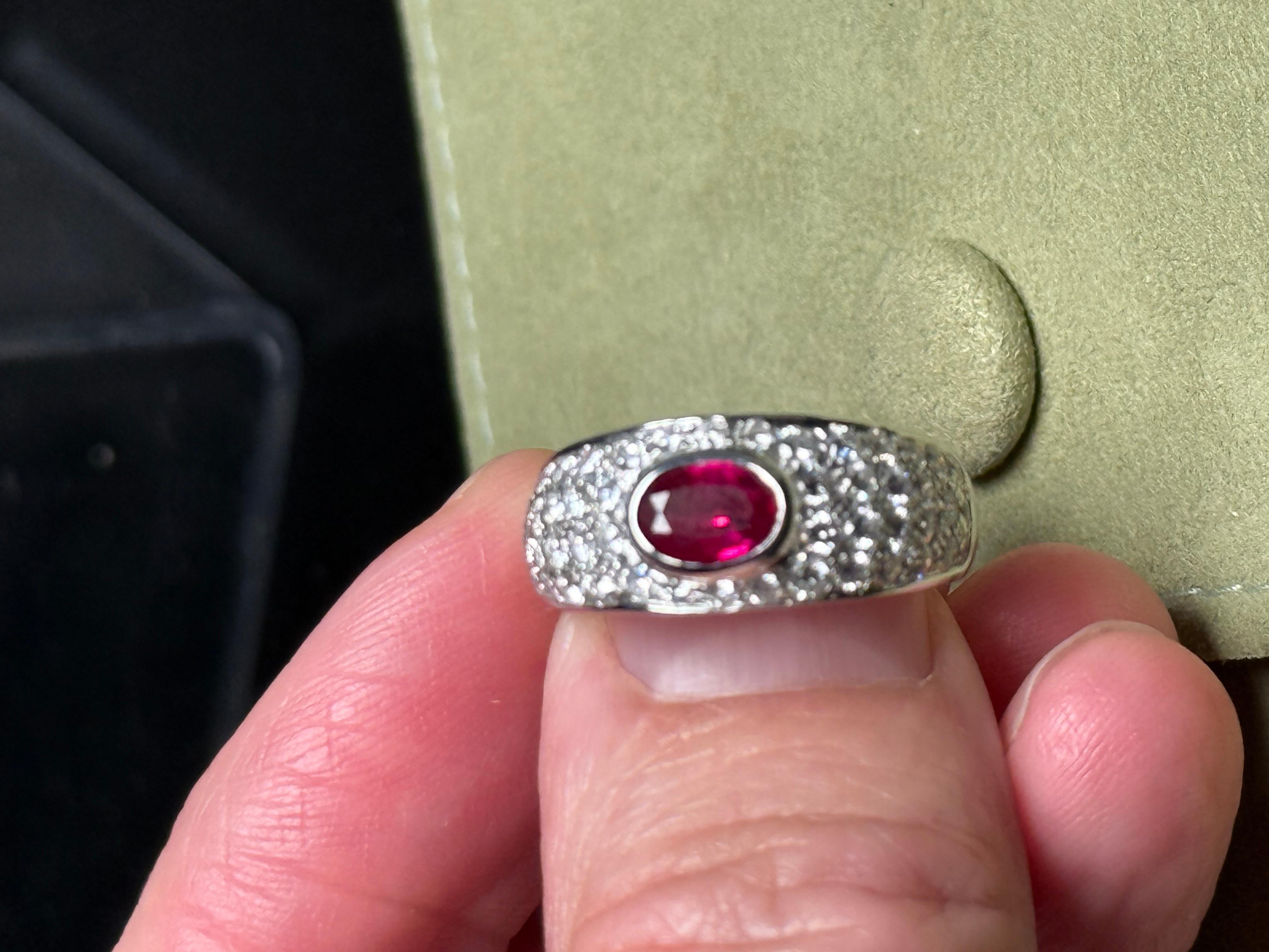 Anello Bvlgari in oro bianco 18k con rubino e diamanti in vendita 3