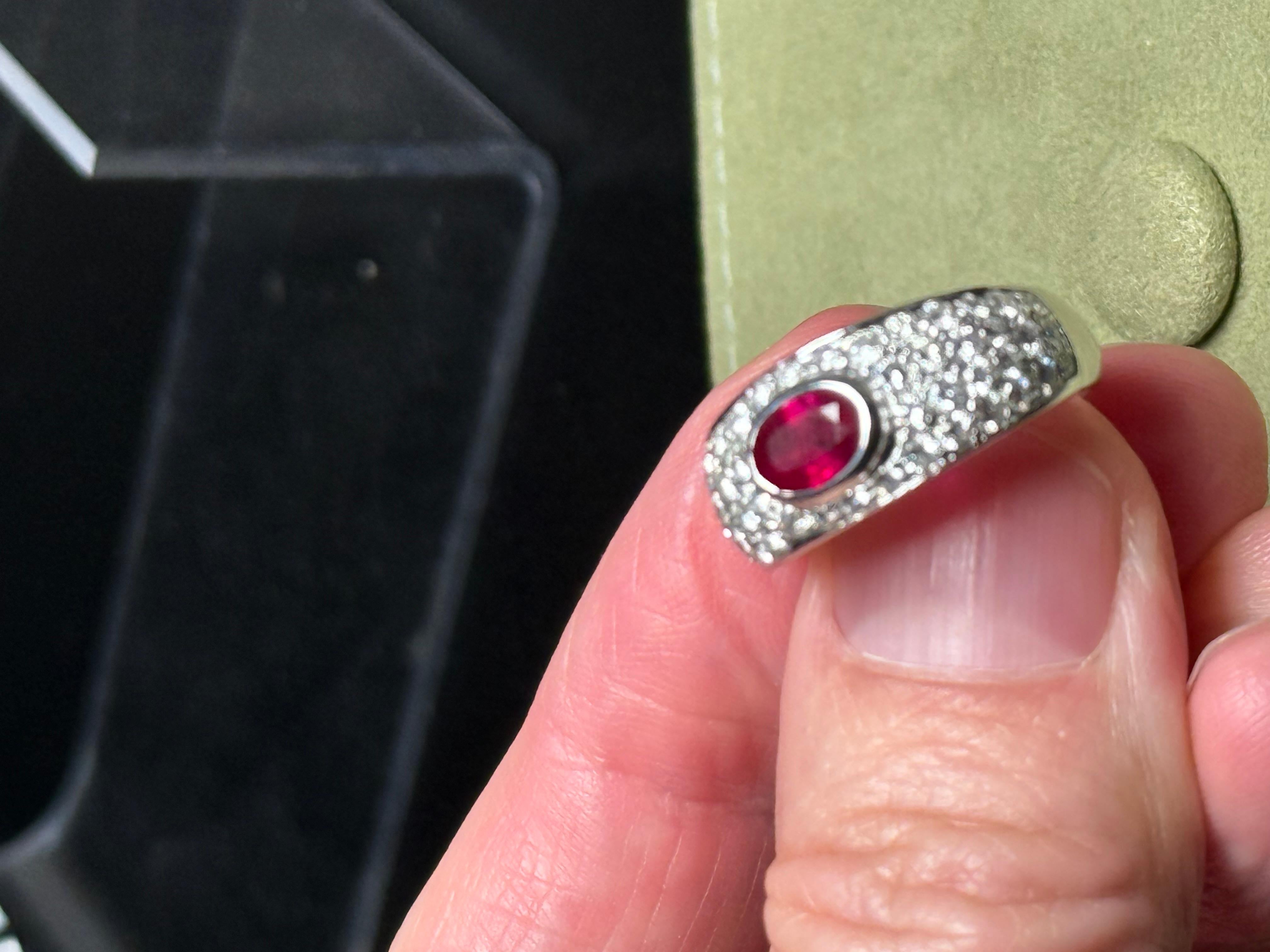 Anello Bvlgari in oro bianco 18k con rubino e diamanti in vendita 4