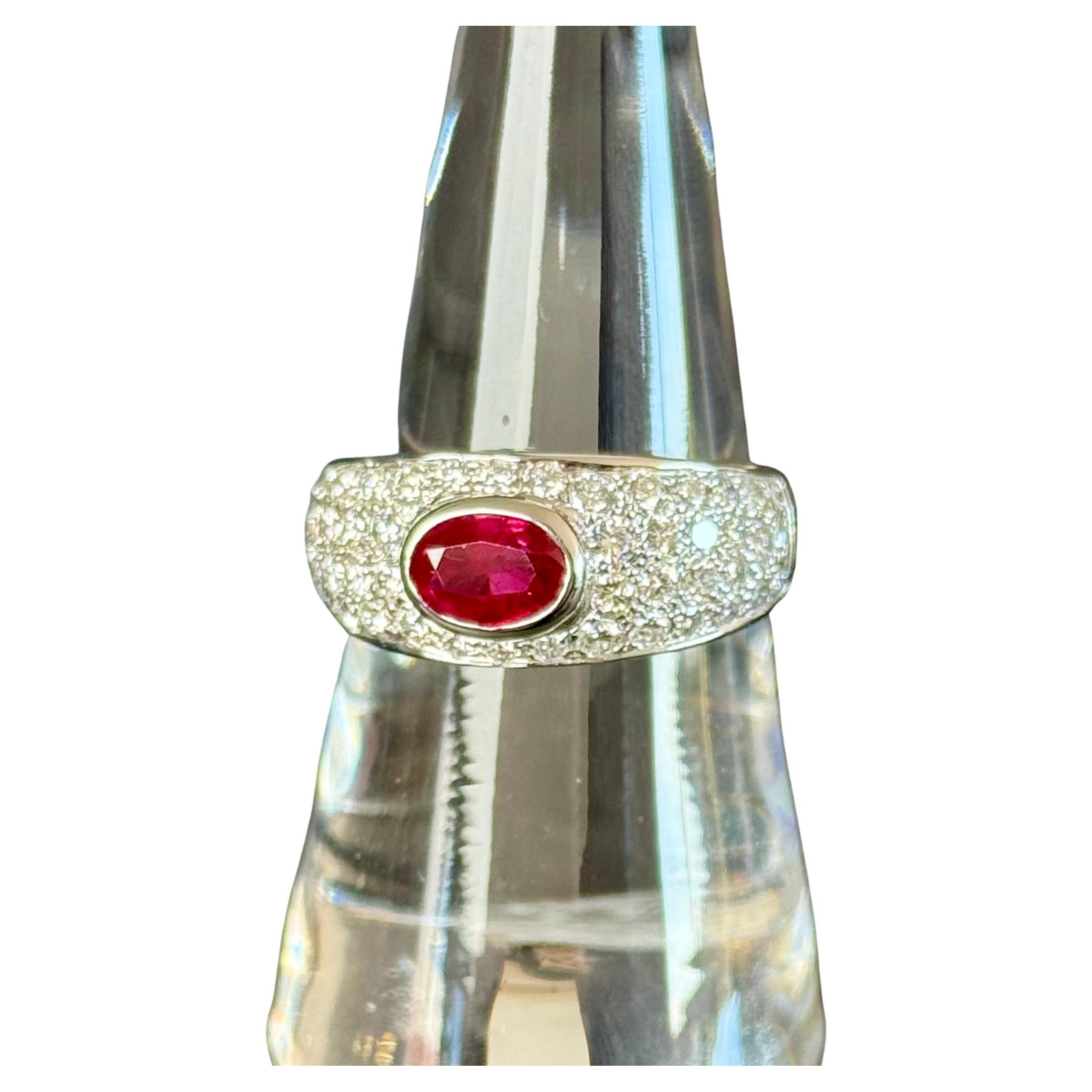 Anello Bvlgari in oro bianco 18k con rubino e diamanti