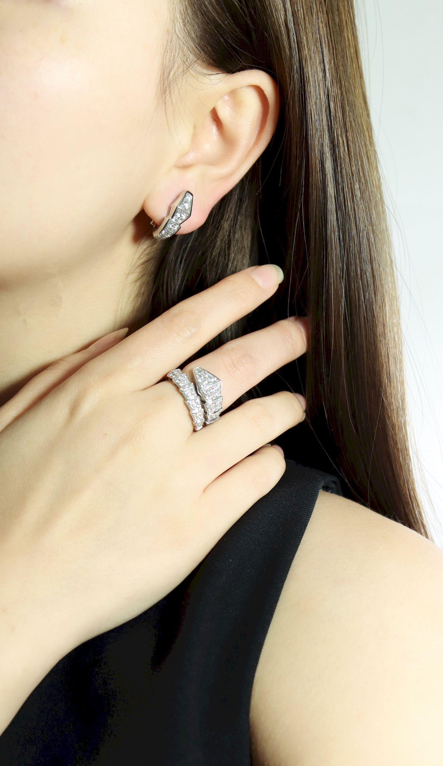 BVLGARI Conjunto de Anillo y Pendientes Víbora Serpenti de Oro Blanco de 18 K
Anillo Serpenti Viper de una espiral de oro blanco de 18 kt engastado con pavé completo de diamantes

Marcado:
BVLGARI
M
AU750
FABRICADO EN ITALIA

Dimensiones