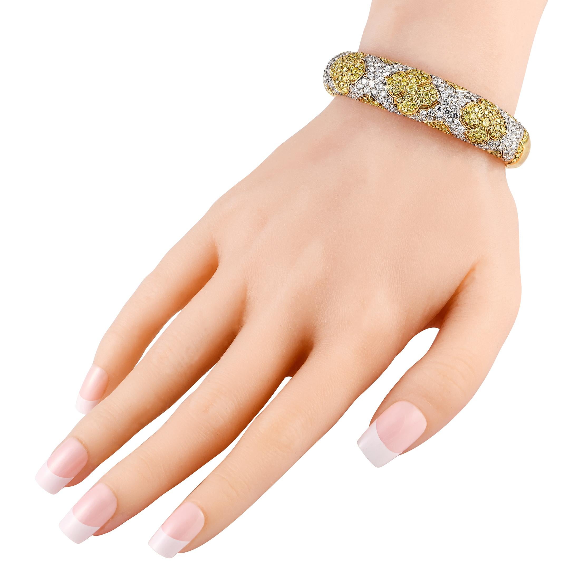 Dieses Bvlgari-Armband strahlt bei jedem Tragen Licht aus. Gelbe Diamanten von insgesamt 5,01 Karat setzen ein schickes Medaillonmuster.  Das Ganze ist umgeben von funkelnden weißen Diamanten mit einem Gesamtgewicht von 5,68 Karat. Dieser Armreif