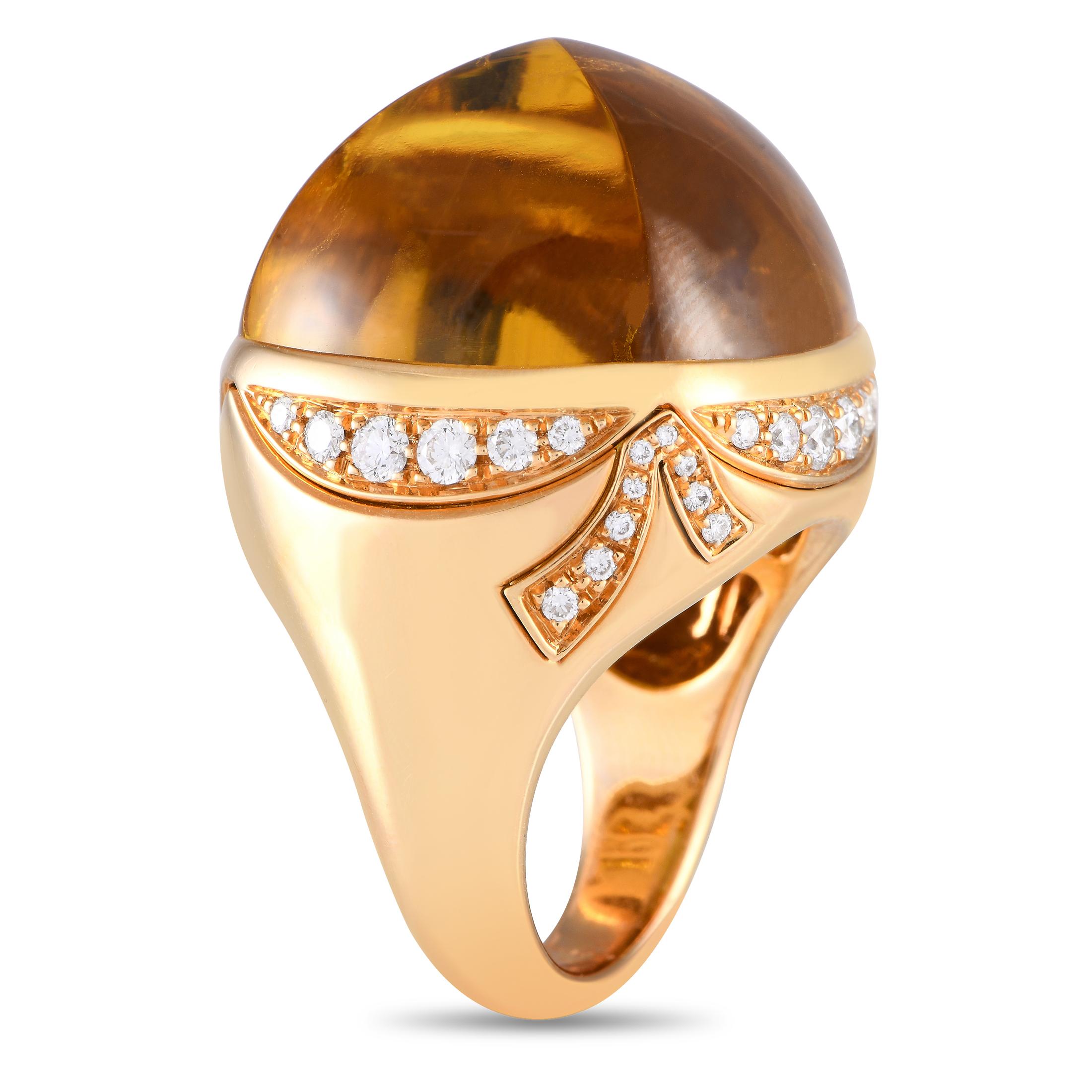Une captivante pierre précieuse Heliodor jaune brille de mille feux au centre de cette bague Bvlgari. Fabriquée en or jaune 18 carats, la pierre centrale est entourée d'un halo de diamants étincelants totalisant 1,0 carat. Cet accessoire est doté