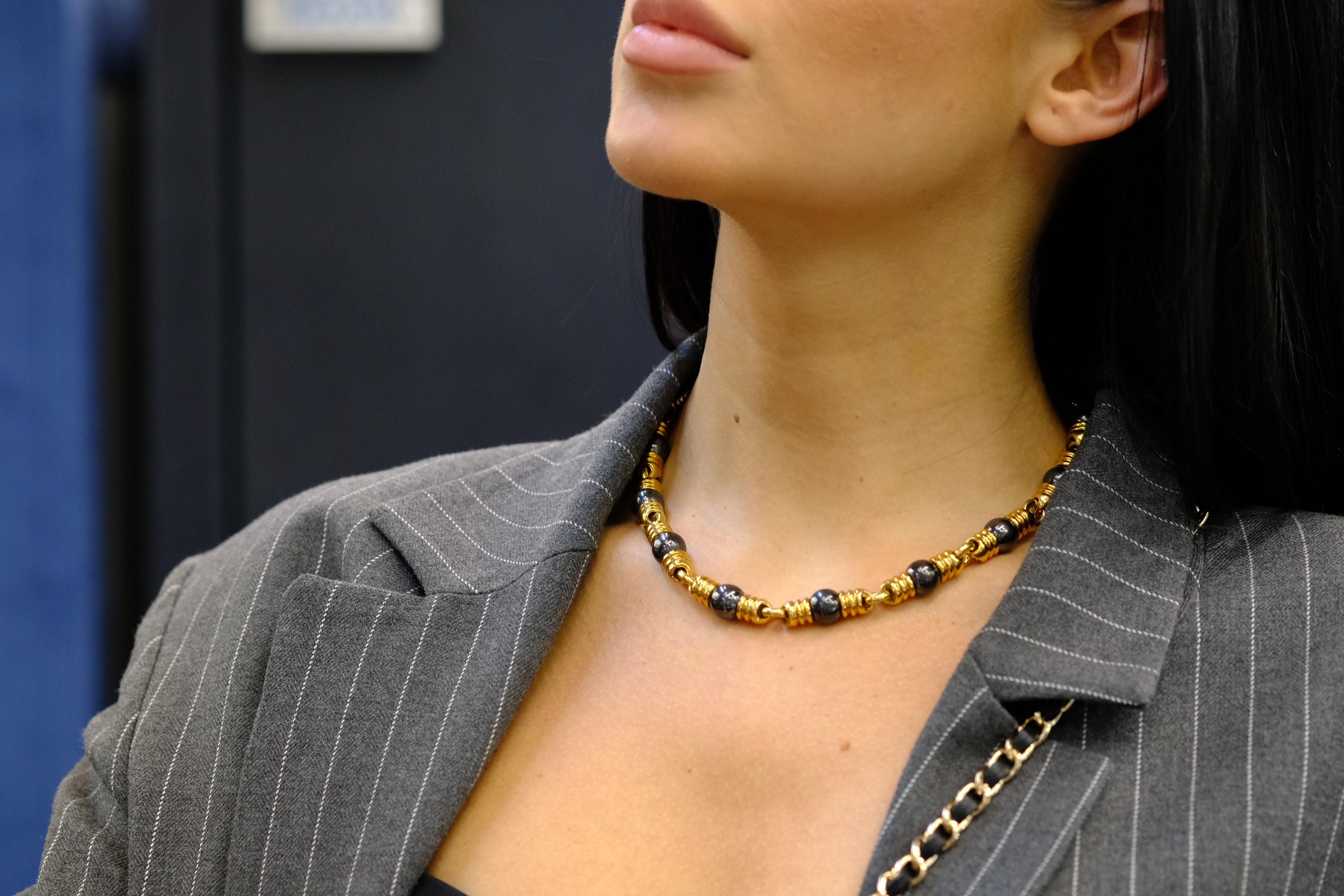Collier Bvlgari en or jaune 18K avec perles d'hématite de 10 mm de diamètre en vente 4