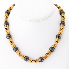 Collar Bvlgari de oro amarillo de 18 quilates con cuentas de hematites de 10 mm y 16,5 pulgadas