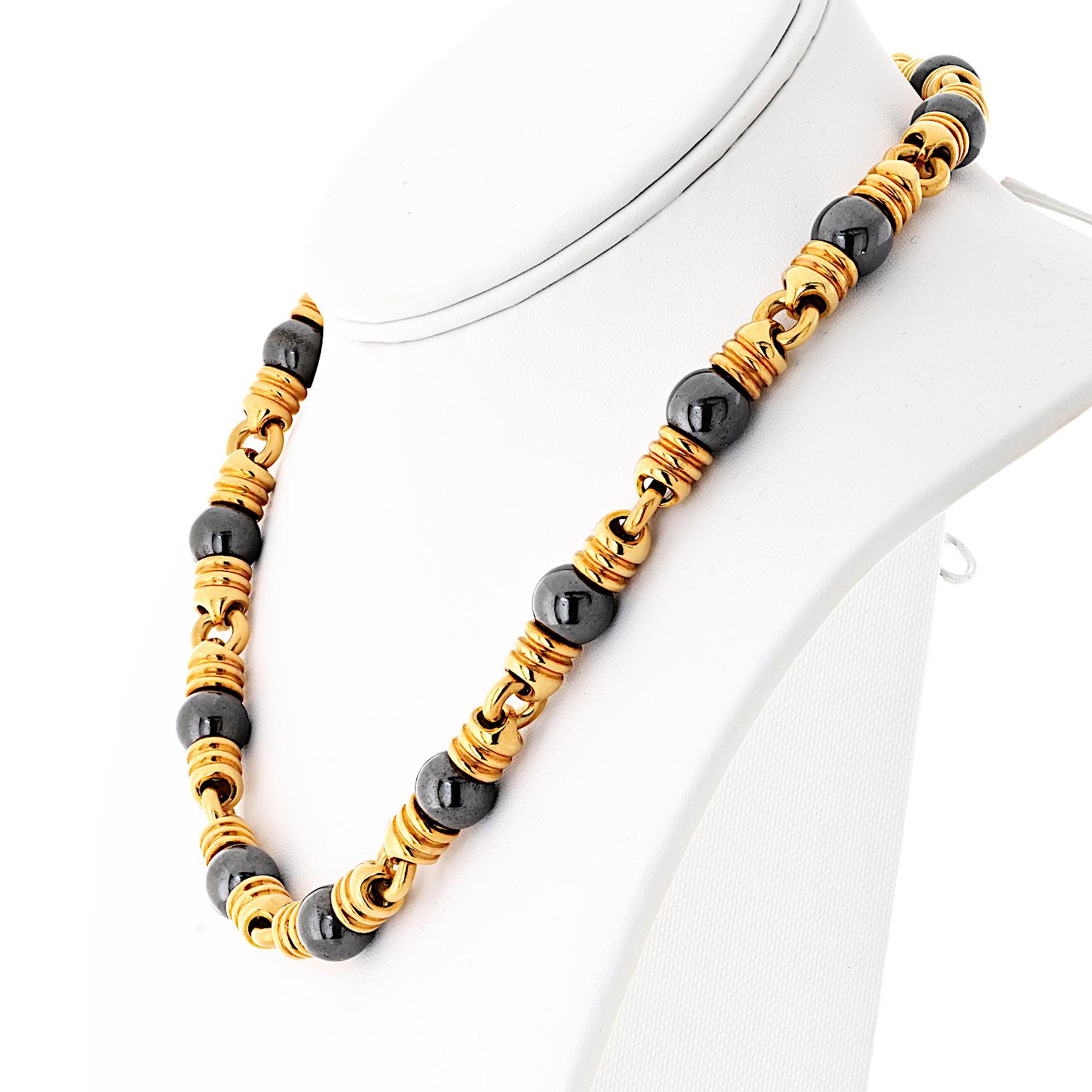 Moderne Collier Bvlgari en or jaune 18K avec perles d'hématite de 10 mm de diamètre en vente