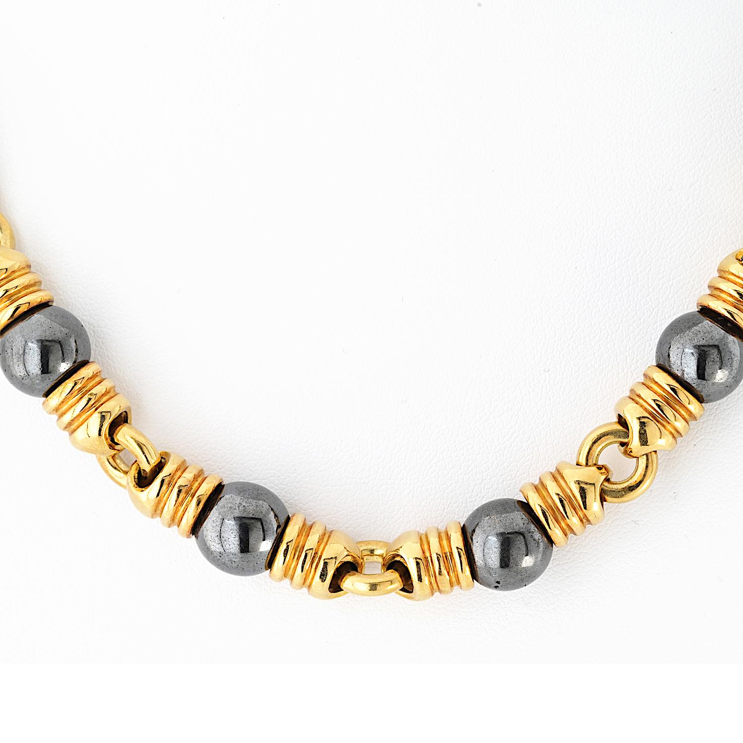 Perle Collier Bvlgari en or jaune 18K avec perles d'hématite de 10 mm de diamètre en vente