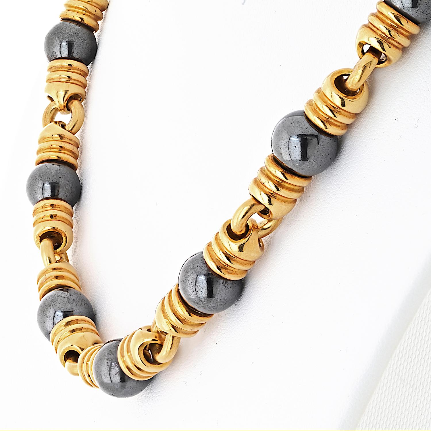Collier Bvlgari en or jaune 18K avec perles d'hématite de 10 mm de diamètre Excellent état - En vente à New York, NY