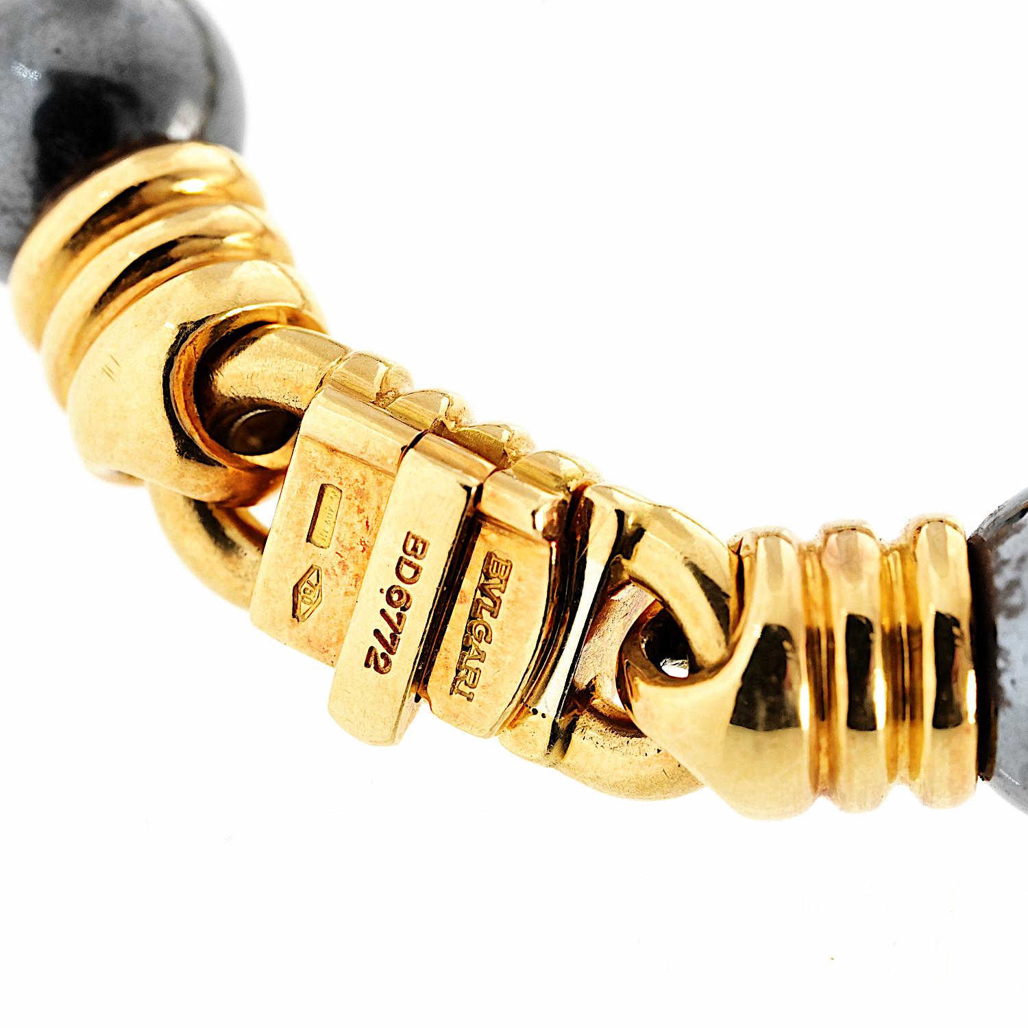 Collier Bvlgari en or jaune 18K avec perles d'hématite de 10 mm de diamètre en vente 1