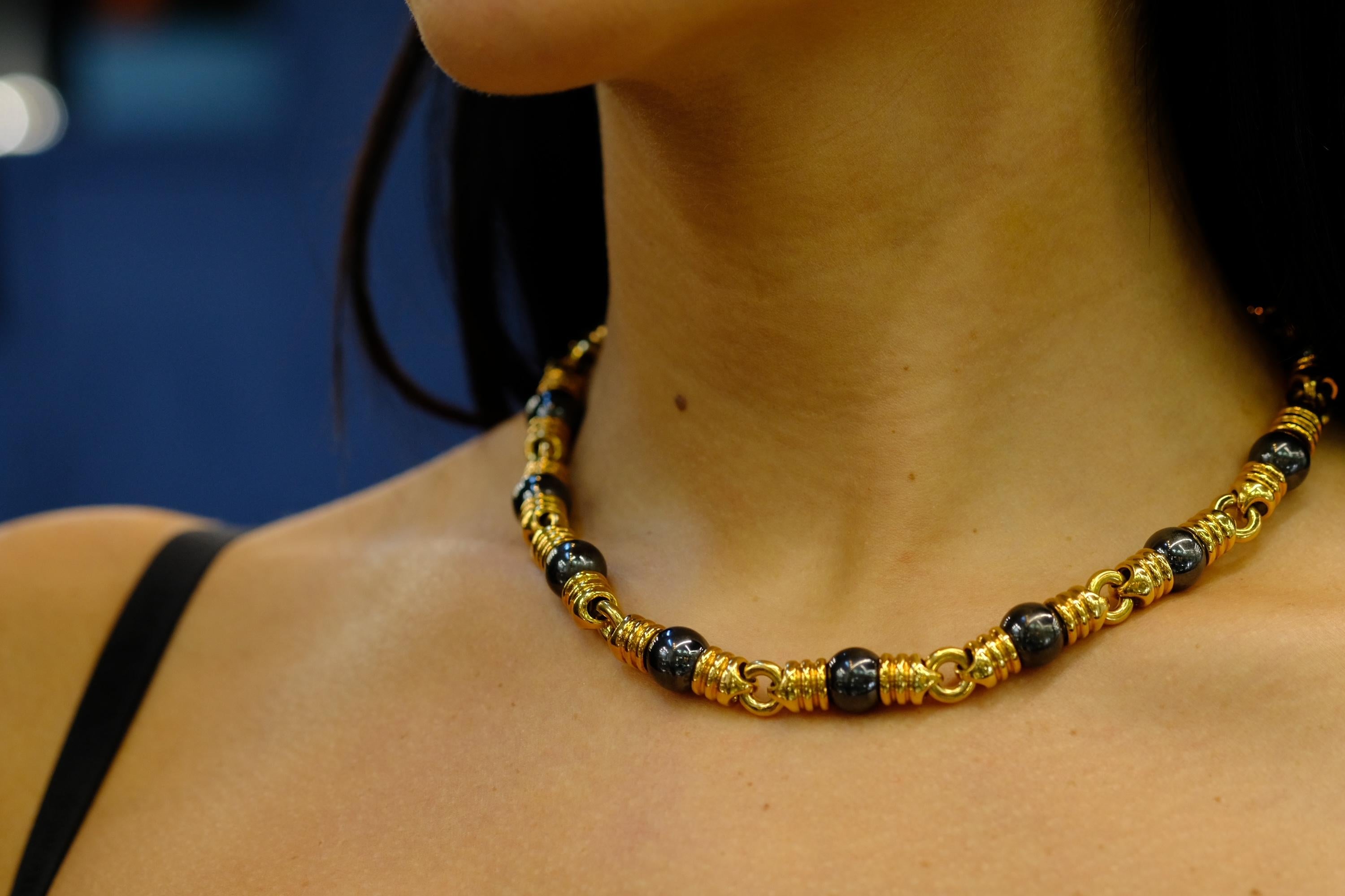 Collier Bvlgari en or jaune 18K avec perles d'hématite de 10 mm de diamètre en vente 2