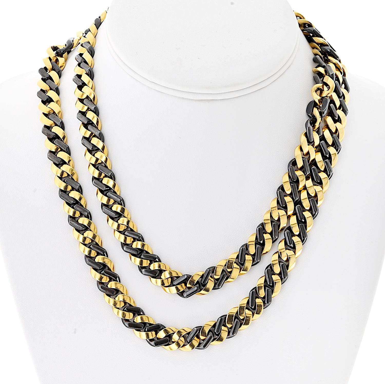 Conçu par Bvlgari, ce collier accrocheur de 34 pouces associe l'argent noirci à l'or jaune 18 carats dans des maillons audacieux, créant ainsi un jeu spectaculaire de tonalités et de textures. Sa longueur importante offre une grande souplesse de