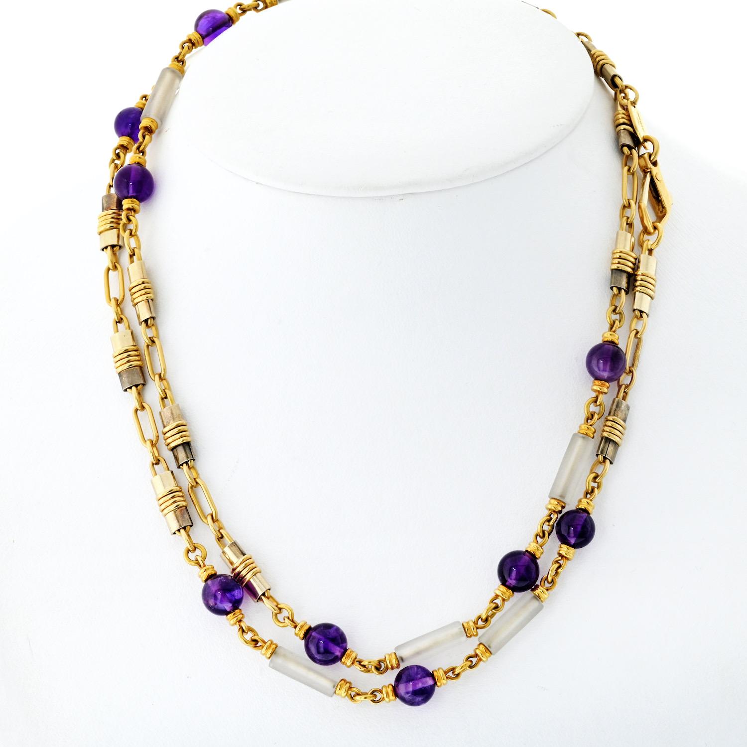 Ce superbe collier vintage Bvlgari est une pièce intemporelle réalisée en or jaune 18 carats, présentant une magnifique combinaison d'améthyste et de cristal. Mesurant 34,5 pouces de long, le collier présente un design en forme de chaîne qui offre