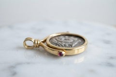 Collier Bvlgari avec pendentif représentant une pièce de monnaie de Philippe III de la Macédoine antique, en or jaune 18 carats