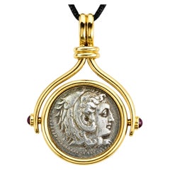 Collier Bvlgari avec pendentif représentant une pièce de monnaie de Philippe III de la Macédoine antique, en or jaune 18 carats