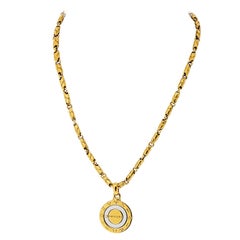 Collana con ciondolo rotondo con oroscopo di Bvlgari in oro giallo 18 carati e acciaio inossidabile